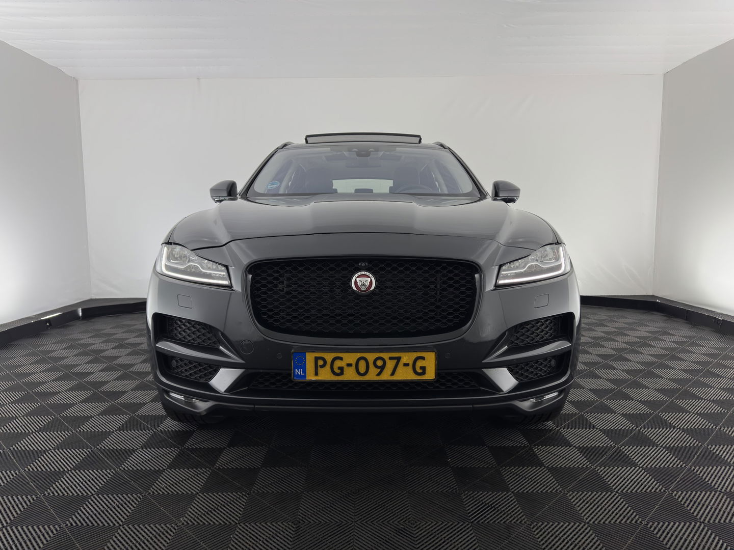 Jaguar F-Pace 2.0 Portfolio Black-line AWD 25d (INCL-BTW) Aut. *PANO | HEAD-UP | LEATHER | BLIND-SPOT | MERIDIAN-SOUND | HEATED-SPORTSEATS | NAVI-FULLMAP | KEYLESS | CAMERA | ECC | CARPLAY | SHIFT-PADDLES | PDC | LANE-ASSIST | ...