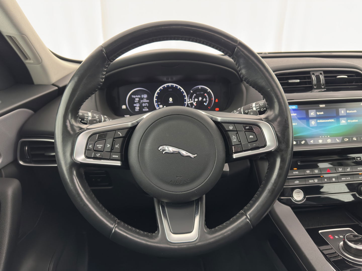 Jaguar F-Pace 2.0 Portfolio AWD 25d (INCL.BTW) *PANO | HEAD-UP | FULL-LEATHER | BLIND-SPOT | MERIDIAN-SOUND | HEATED-SPORTSEATS | NAVI-FULLMAP | KEYLESS | CAMERA | ECC | PDC | CRUISE | 20''ALU*
