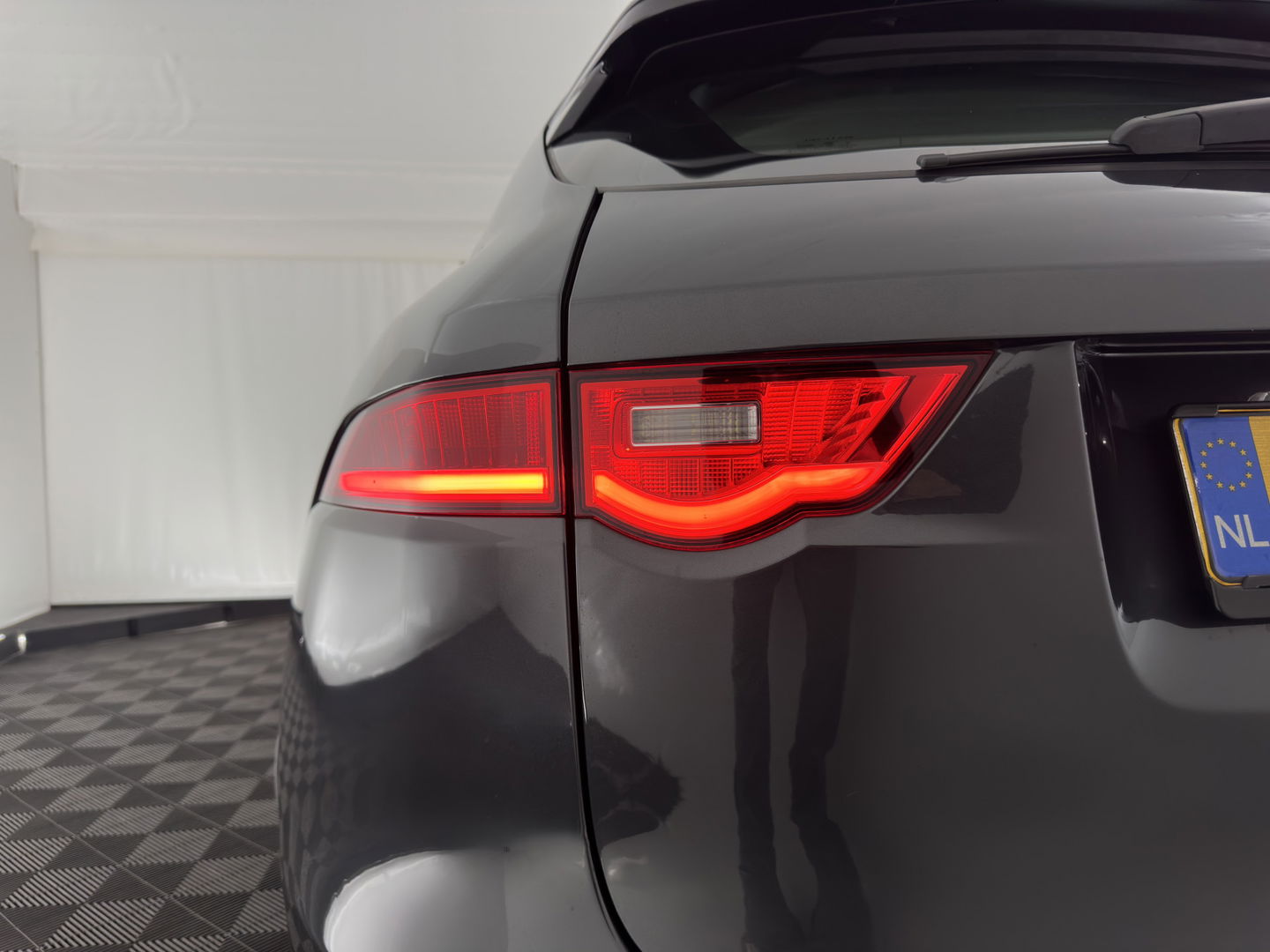 Jaguar F-Pace 2.0 Portfolio AWD 25d (INCL.BTW) *PANO | HEAD-UP | FULL-LEATHER | BLIND-SPOT | MERIDIAN-SOUND | HEATED-SPORTSEATS | NAVI-FULLMAP | KEYLESS | CAMERA | ECC | PDC | CRUISE | 20''ALU*