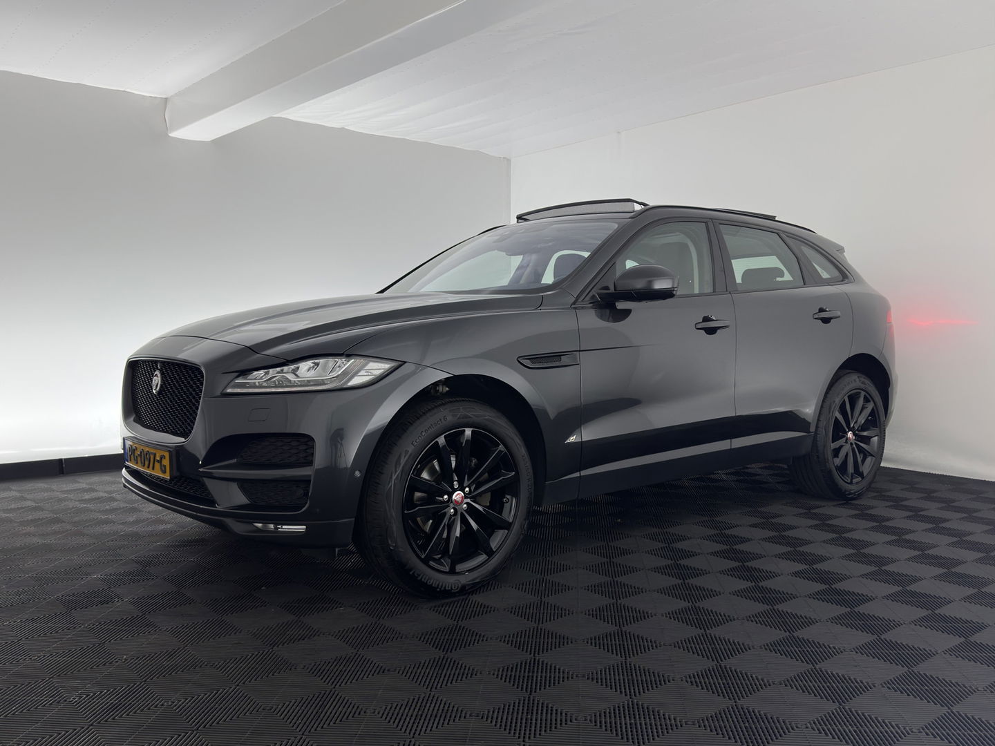 Jaguar F-Pace 2.0 Portfolio Black-line AWD 25d (INCL-BTW) Aut. *PANO | HEAD-UP | LEATHER | BLIND-SPOT | MERIDIAN-SOUND | HEATED-SPORTSEATS | NAVI-FULLMAP | KEYLESS | CAMERA | ECC | CARPLAY | SHIFT-PADDLES | PDC | LANE-ASSIST | ...