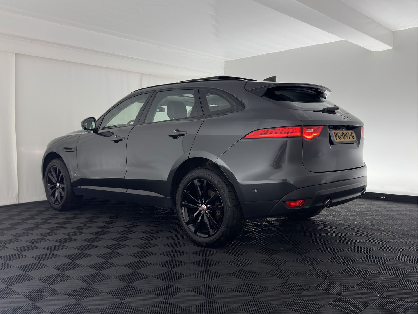 Jaguar F-Pace 2.0 Portfolio AWD 25d (INCL.BTW) *PANO | HEAD-UP | FULL-LEATHER | BLIND-SPOT | MERIDIAN-SOUND | HEATED-SPORTSEATS | NAVI-FULLMAP | KEYLESS | CAMERA | ECC | PDC | CRUISE | 20''ALU*