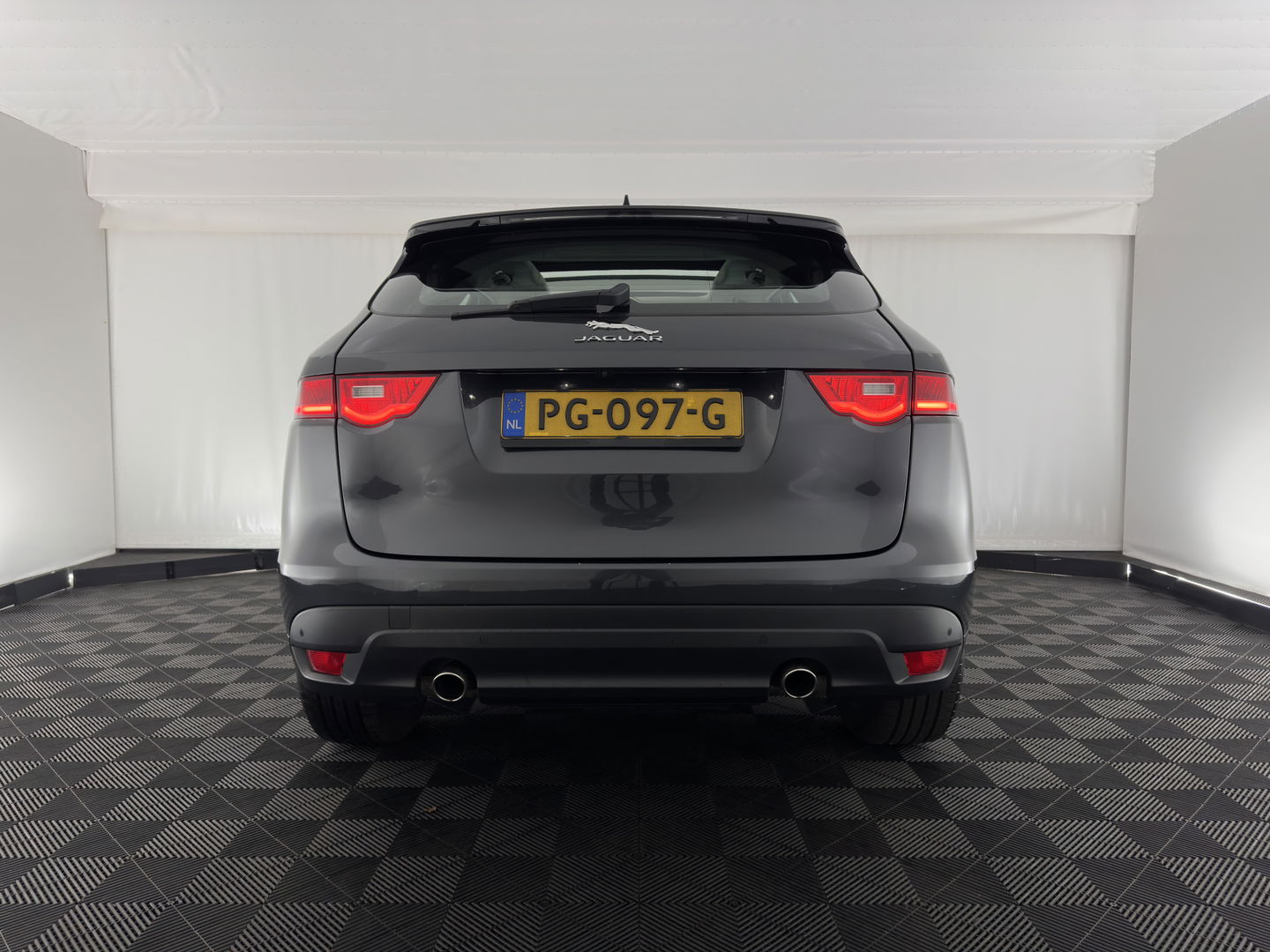 Jaguar F-Pace 2.0 Portfolio Black-line AWD 25d (INCL-BTW) Aut. *PANO | HEAD-UP | LEATHER | BLIND-SPOT | MERIDIAN-SOUND | HEATED-SPORTSEATS | NAVI-FULLMAP | KEYLESS | CAMERA | ECC | CARPLAY | SHIFT-PADDLES | PDC | LANE-ASSIST | ...