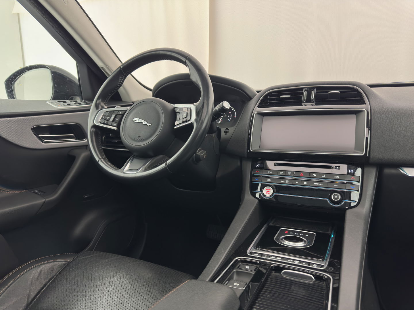 Jaguar F-Pace 2.0 Portfolio Black-line AWD 25d (INCL-BTW) Aut. *PANO | HEAD-UP | LEATHER | BLIND-SPOT | MERIDIAN-SOUND | HEATED-SPORTSEATS | NAVI-FULLMAP | KEYLESS | CAMERA | ECC | CARPLAY | SHIFT-PADDLES | PDC | LANE-ASSIST | ...