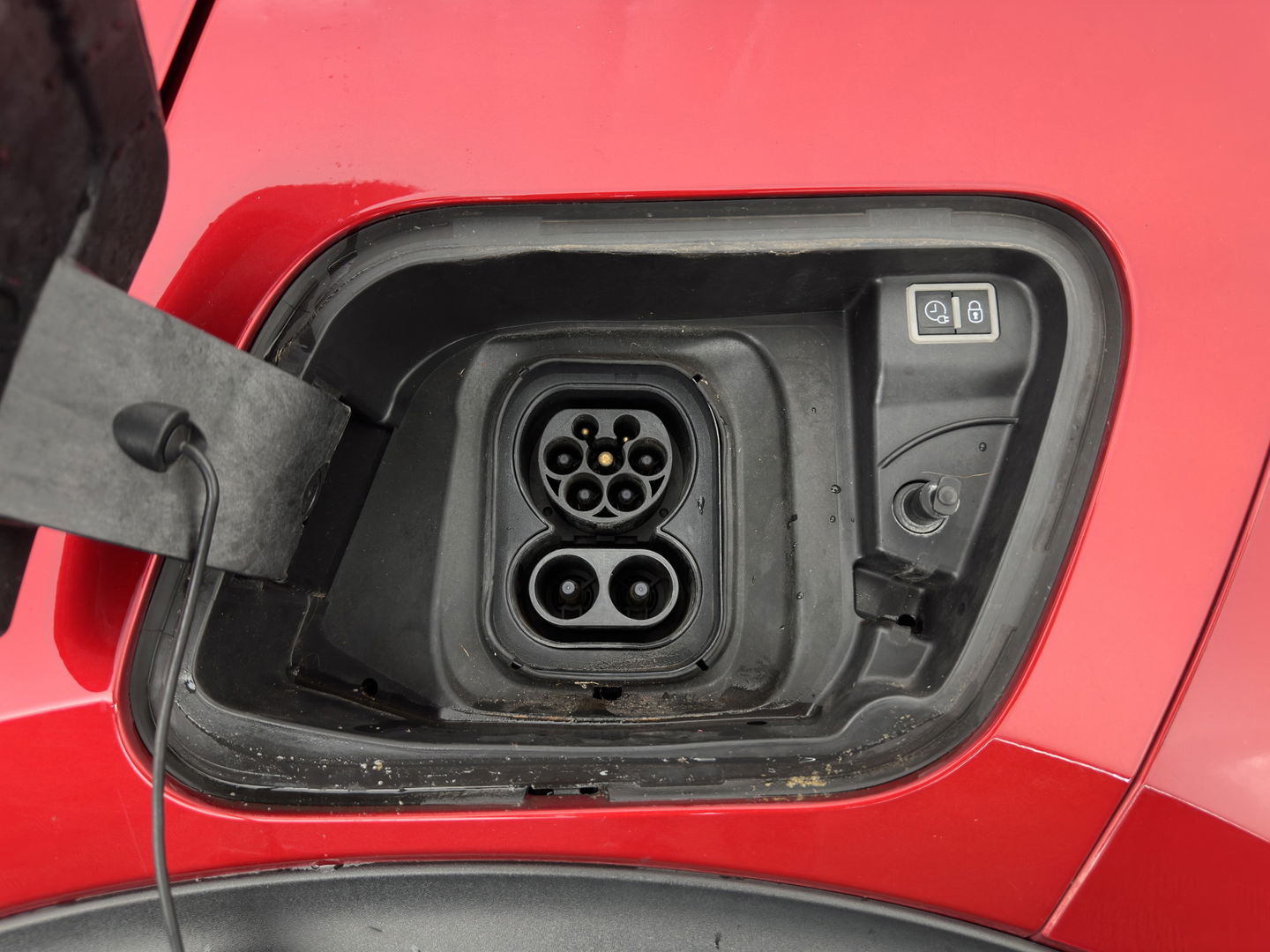 Peugeot e-2008 EV Allure 50 kWh [ 3-Fase ] {SOH-84%} (INCL-BTW) *PANO | LEATHER-FABRIC | FULL-LED | SPORT-SEATS | DIGI-COCKPIT | CAMERA | KEYLESS | PRIVACY-GLASS | DAB+ | NAVI-FULLMAP | ECC | CARPLAY | LANE-ASSIST | PDC | CRUISE | 17''ALU*