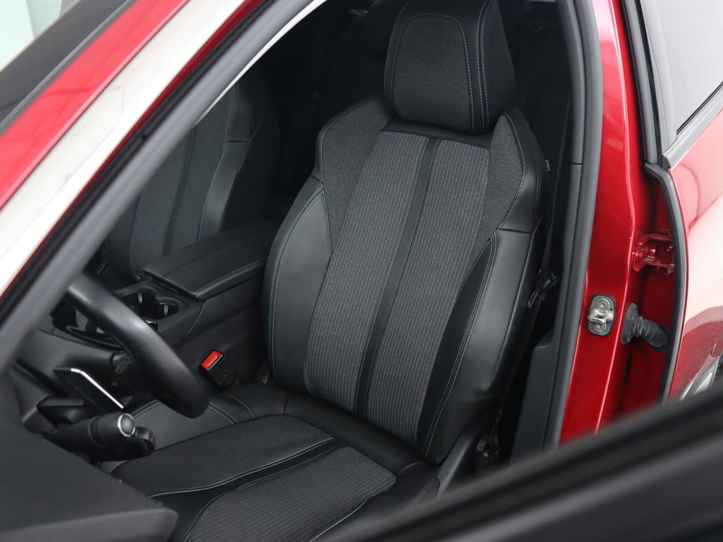 Peugeot 3008 1.6 HYbrid 225 Allure | Trekhaak | Camera | Half leder | Full LED | DAB | Parkeerhulp | Cruise control | Bluetooth | Climate control | PHEV | Plug In