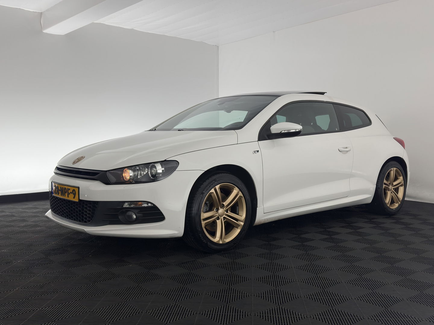 Volkswagen Scirocco 1.4 TSI R-Line *PANO | XENON | HEATED-SPORTSEATS | NAVI-FULLMAP | ECC | SUBWOOFER | PDC | PRIVACY-GLASS | 17''ALU*