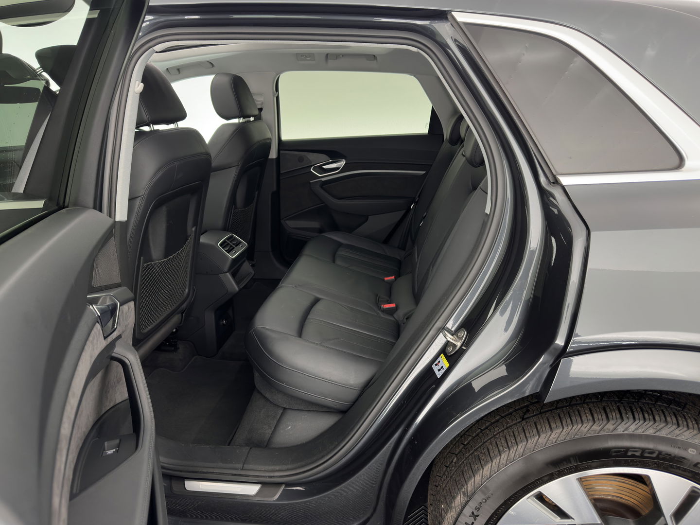 Audi e-tron 55 quattro Business edition Plus 95 kWh [ 3-Fase ] (INCL-BTW) *PANO | LUXURY-LEATHER | ADAPTIVE-CRUISE | FULL-LED | DIGI-COCKPIT | KEYLESS | MEMORY-PACK | CAMERA | NAVI-FULLMAP | SHIFT-PADDLES | DAB+ | COMFORT-SEATS | 20''ALU*