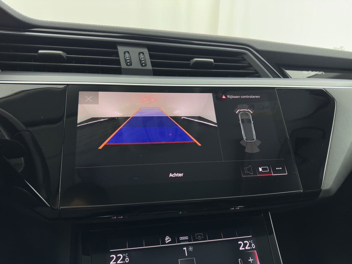 Audi e-tron 55 quattro Business edition Plus 95 kWh [ 3-Fase ] (INCL-BTW) *PANO | LUXURY-LEATHER | ADAPTIVE-CRUISE | FULL-LED | DIGI-COCKPIT | KEYLESS | MEMORY-PACK | CAMERA | NAVI-FULLMAP | SHIFT-PADDLES | DAB+ | COMFORT-SEATS | 20''ALU*