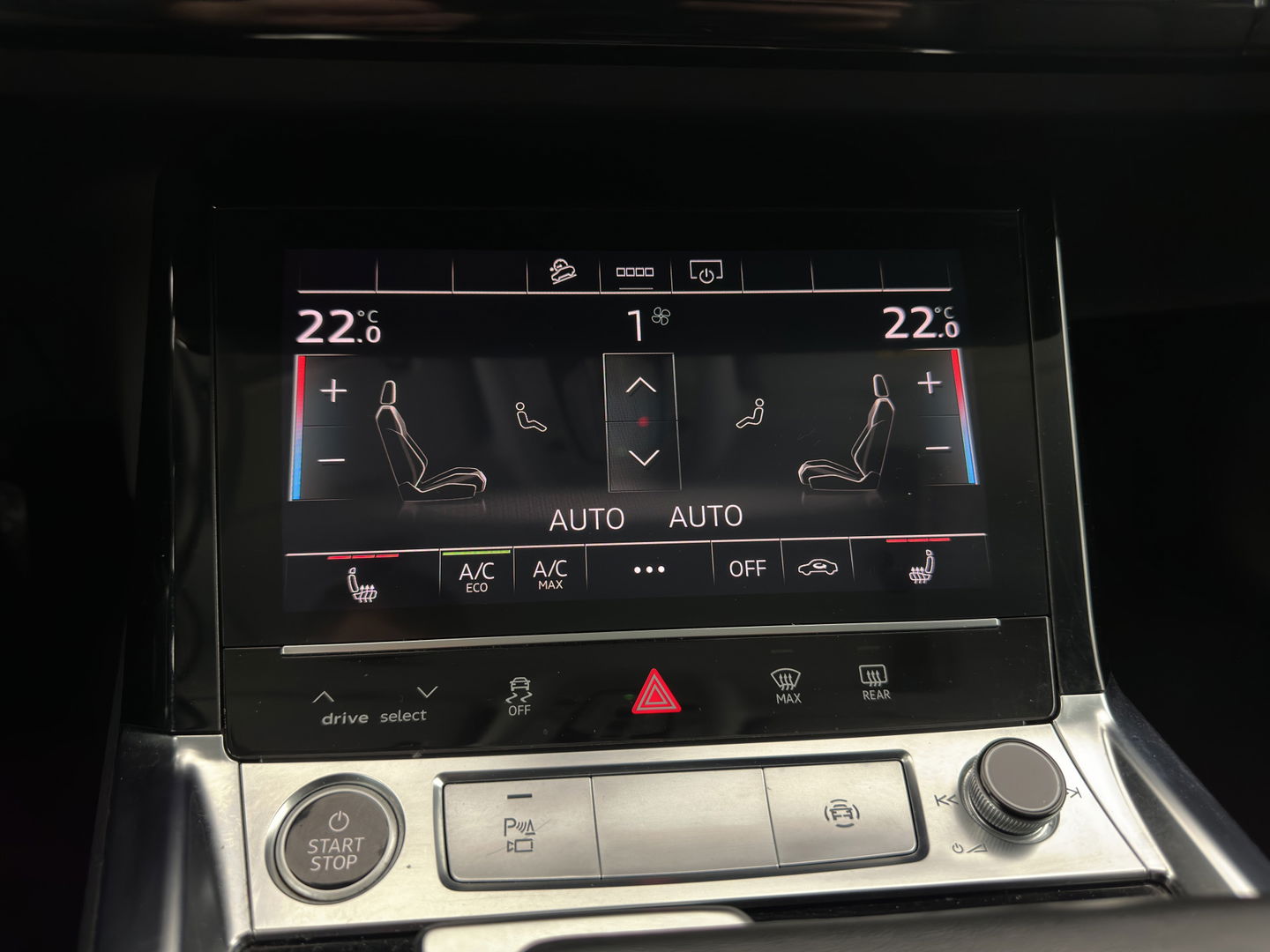 Audi e-tron 55 quattro Business edition Plus 95 kWh [ 3-Fase ] (INCL-BTW) *PANO | LUXURY-LEATHER | ADAPTIVE-CRUISE | FULL-LED | DIGI-COCKPIT | KEYLESS | MEMORY-PACK | CAMERA | NAVI-FULLMAP | SHIFT-PADDLES | DAB+ | COMFORT-SEATS | 20''ALU*