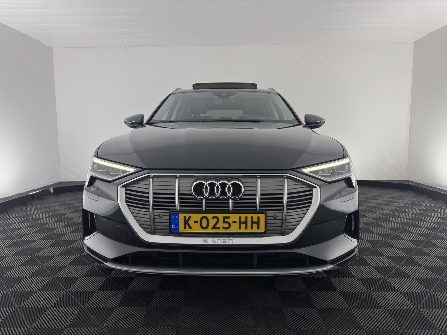 Audi e-tron 55 quattro Business edition Plus 95 kWh [ 3-Fase ] (INCL-BTW) *PANO | LUXURY-LEATHER | ADAPTIVE-CRUISE | FULL-LED | DIGI-COCKPIT | KEYLESS | MEMORY-PACK | CAMERA | NAVI-FULLMAP | SHIFT-PADDLES | DAB+ | COMFORT-SEATS | 20''ALU*