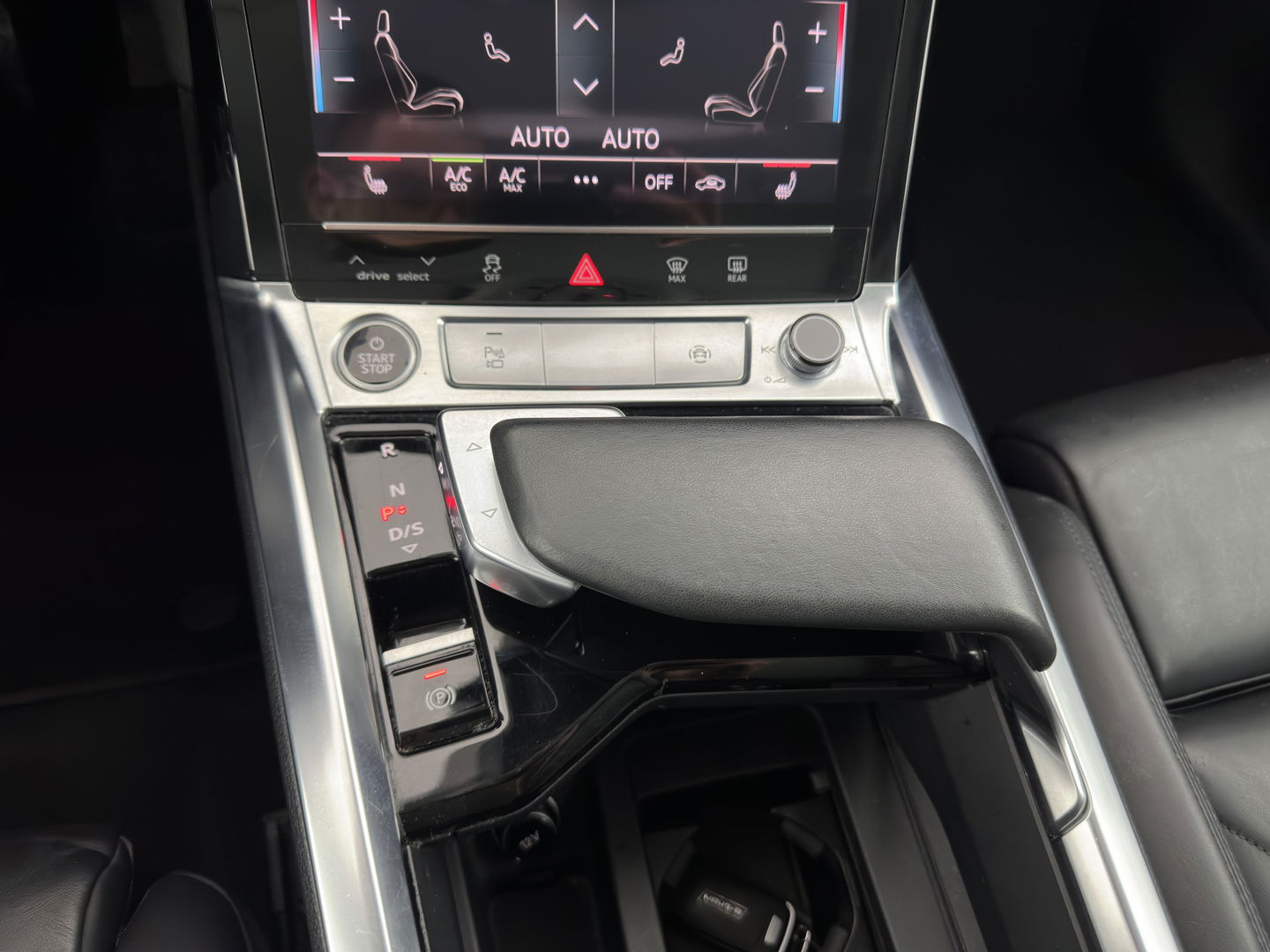 Audi e-tron 55 quattro Business edition Plus 95 kWh [ 3-Fase ] (INCL-BTW) *PANO | LUXURY-LEATHER | ADAPTIVE-CRUISE | FULL-LED | DIGI-COCKPIT | KEYLESS | MEMORY-PACK | CAMERA | NAVI-FULLMAP | SHIFT-PADDLES | DAB+ | COMFORT-SEATS | 20''ALU*