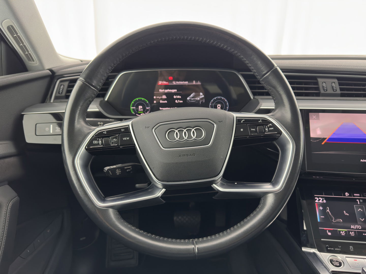 Audi e-tron 55 quattro Business edition Plus 95 kWh [ 3-Fase ] (INCL-BTW) *PANO | LUXURY-LEATHER | ADAPTIVE-CRUISE | FULL-LED | DIGI-COCKPIT | KEYLESS | MEMORY-PACK | CAMERA | NAVI-FULLMAP | SHIFT-PADDLES | DAB+ | COMFORT-SEATS | 20''ALU*