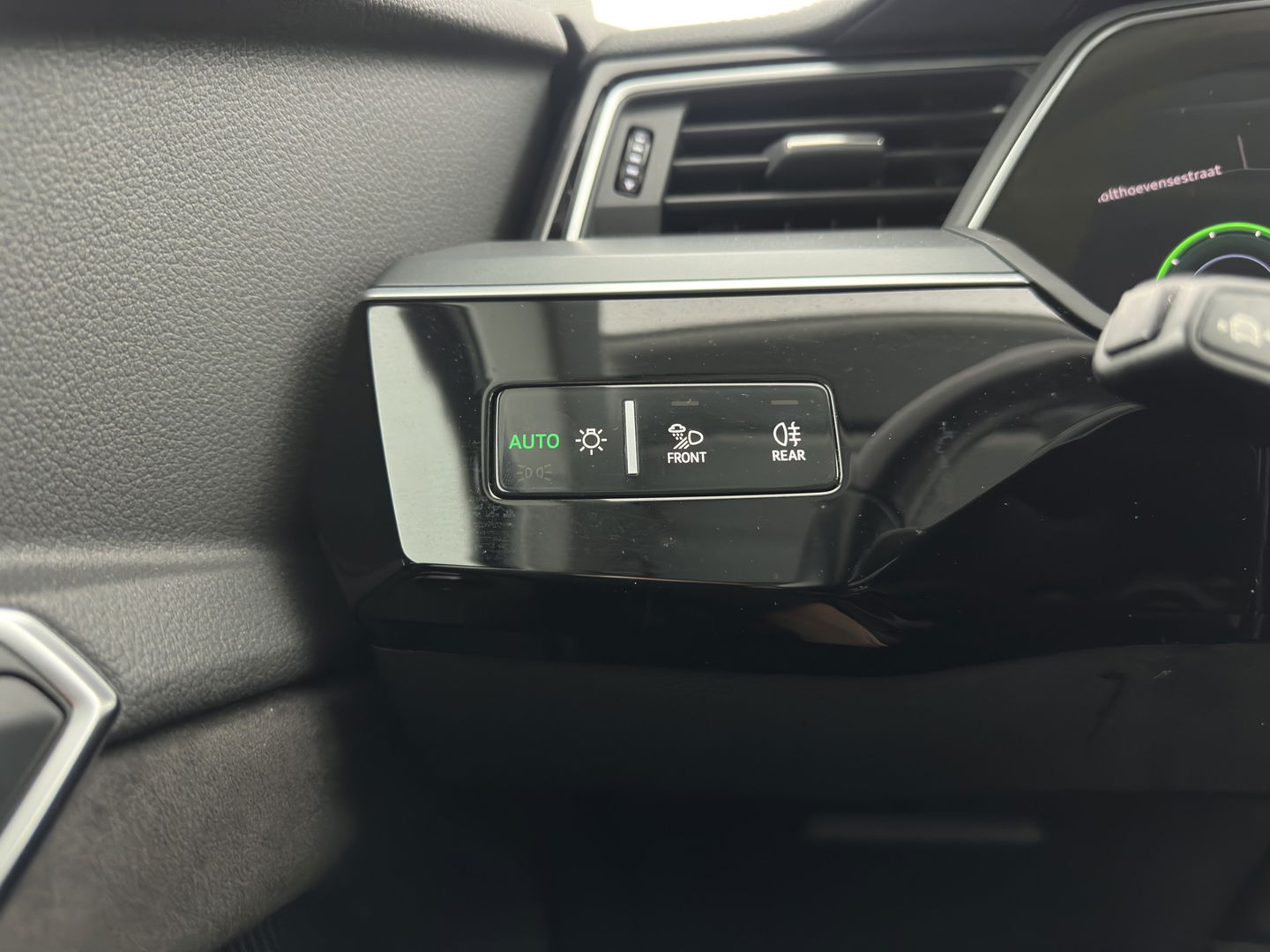 Audi e-tron 55 quattro Business edition Plus 95 kWh [ 3-Fase ] (INCL-BTW) *PANO | LUXURY-LEATHER | ADAPTIVE-CRUISE | FULL-LED | DIGI-COCKPIT | KEYLESS | MEMORY-PACK | CAMERA | NAVI-FULLMAP | SHIFT-PADDLES | DAB+ | COMFORT-SEATS | 20''ALU*