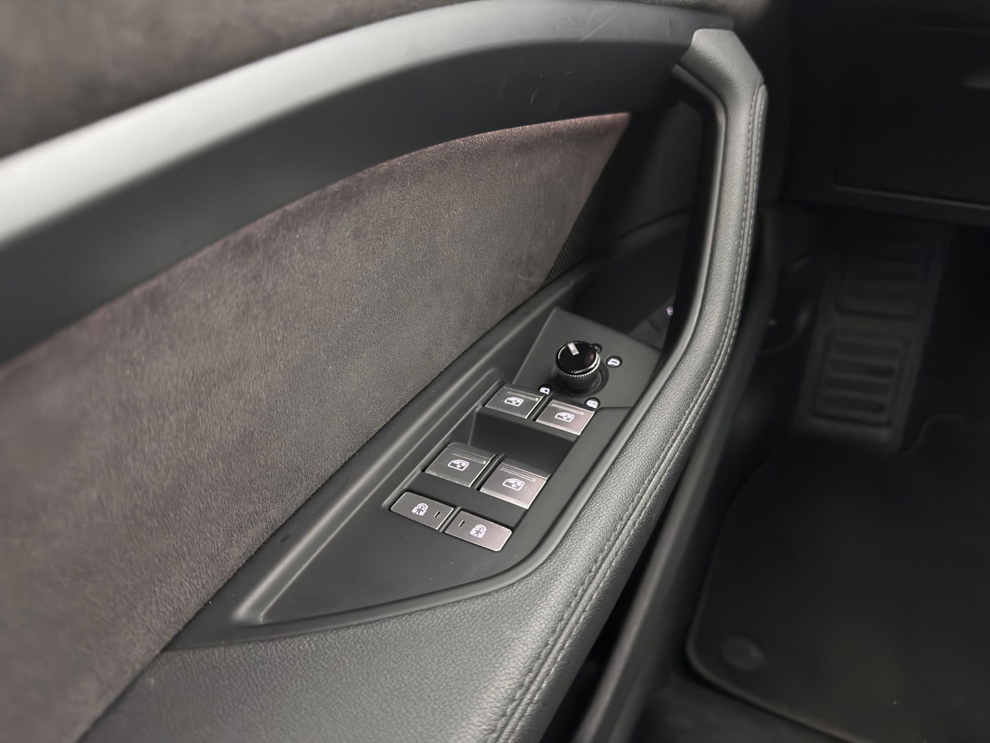 Audi e-tron 55 quattro Business edition Plus 95 kWh [ 3-Fase ] (INCL-BTW) *PANO | LUXURY-LEATHER | ADAPTIVE-CRUISE | FULL-LED | DIGI-COCKPIT | KEYLESS | MEMORY-PACK | CAMERA | NAVI-FULLMAP | SHIFT-PADDLES | DAB+ | COMFORT-SEATS | 20''ALU*