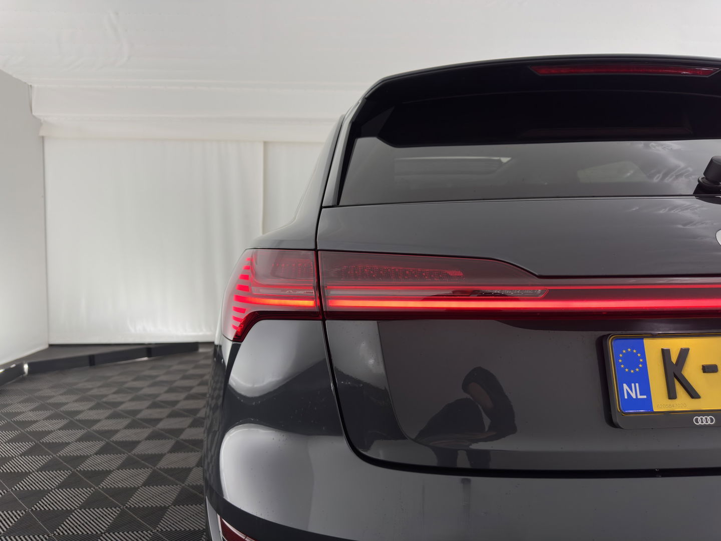 Audi e-tron 55 quattro Business edition Plus 95 kWh [ 3-Fase ] (INCL-BTW) *PANO | LUXURY-LEATHER | ADAPTIVE-CRUISE | FULL-LED | DIGI-COCKPIT | KEYLESS | MEMORY-PACK | CAMERA | NAVI-FULLMAP | SHIFT-PADDLES | DAB+ | COMFORT-SEATS | 20''ALU*