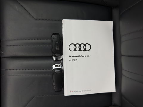 Audi e-tron 55 quattro Business edition Plus 95 kWh [ 3-Fase ] (INCL-BTW) *PANO | LUXURY-LEATHER | ADAPTIVE-CRUISE | FULL-LED | DIGI-COCKPIT | KEYLESS | MEMORY-PACK | CAMERA | NAVI-FULLMAP | SHIFT-PADDLES | DAB+ | COMFORT-SEATS | 20''ALU*