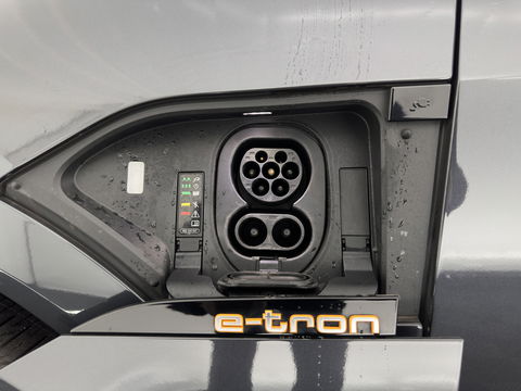 Audi e-tron 55 quattro Business edition Plus 95 kWh [ 3-Fase ] (INCL-BTW) *PANO | LUXURY-LEATHER | ADAPTIVE-CRUISE | FULL-LED | DIGI-COCKPIT | KEYLESS | MEMORY-PACK | CAMERA | NAVI-FULLMAP | SHIFT-PADDLES | DAB+ | COMFORT-SEATS | 20''ALU*