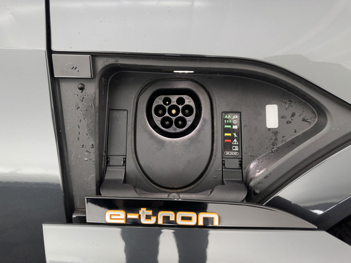 Audi e-tron 55 quattro Business edition Plus 95 kWh [ 3-Fase ] (INCL-BTW) *PANO | LUXURY-LEATHER | ADAPTIVE-CRUISE | FULL-LED | DIGI-COCKPIT | KEYLESS | MEMORY-PACK | CAMERA | NAVI-FULLMAP | SHIFT-PADDLES | DAB+ | COMFORT-SEATS | 20''ALU*