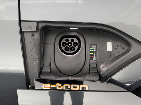 Audi e-tron 55 quattro Business edition Plus 95 kWh [ 3-Fase ] (INCL-BTW) *PANO | LUXURY-LEATHER | ADAPTIVE-CRUISE | FULL-LED | DIGI-COCKPIT | KEYLESS | MEMORY-PACK | CAMERA | NAVI-FULLMAP | SHIFT-PADDLES | DAB+ | COMFORT-SEATS | 20''ALU*