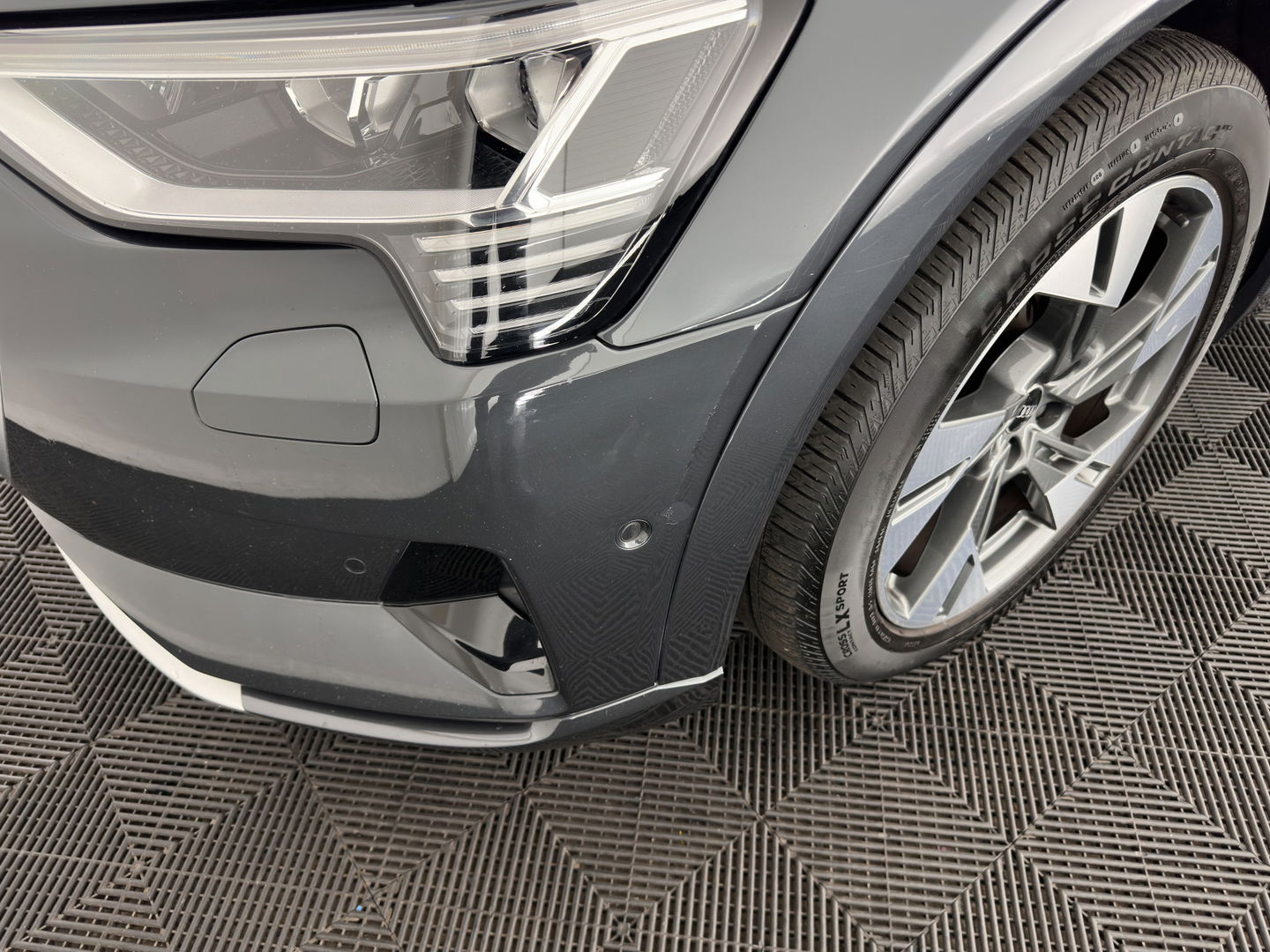 Audi e-tron 55 quattro Business edition Plus 95 kWh [ 3-Fase ] {SOH-88%} (INCL-BTW) *PANO | LUXURY-LEATHER | ADAPTIVE-CRUISE | FULL-LED | DIGI-COCKPIT | KEYLESS | MEMORY-PACK | CAMERA | NAVI-FULLMAP | SHIFT-PADDLES | DAB+ | COMFORT-SEATS | 20''ALU*