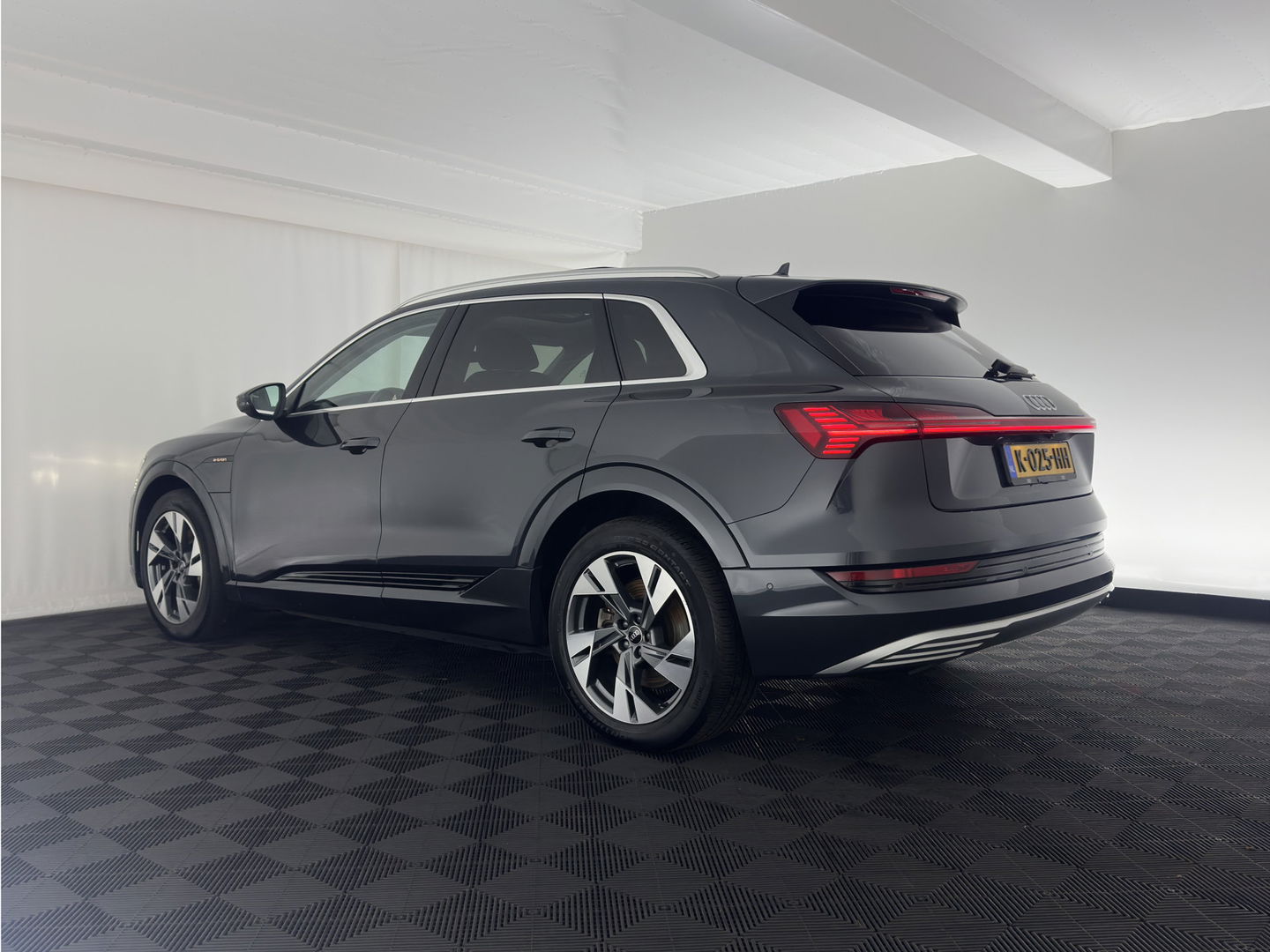 Audi e-tron 55 quattro Business edition Plus 95 kWh [ 3-Fase ] (INCL-BTW) *PANO | LUXURY-LEATHER | ADAPTIVE-CRUISE | FULL-LED | DIGI-COCKPIT | KEYLESS | MEMORY-PACK | CAMERA | NAVI-FULLMAP | SHIFT-PADDLES | DAB+ | COMFORT-SEATS | 20''ALU*