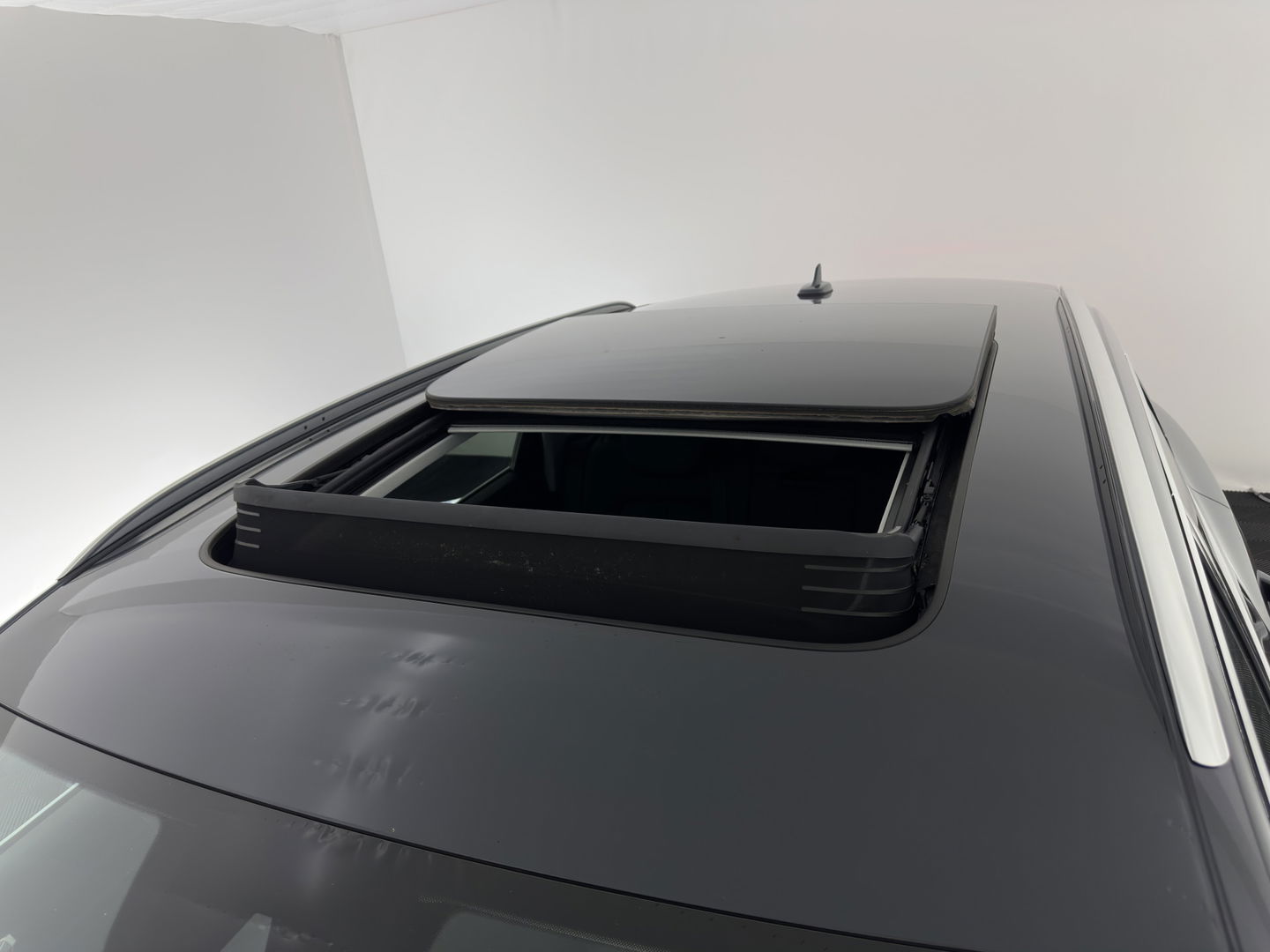 Audi e-tron 55 quattro Business edition Plus 95 kWh [ 3-Fase ] {SOH-88%} (INCL-BTW) *PANO | LUXURY-LEATHER | ADAPTIVE-CRUISE | FULL-LED | DIGI-COCKPIT | KEYLESS | MEMORY-PACK | CAMERA | NAVI-FULLMAP | SHIFT-PADDLES | DAB+ | COMFORT-SEATS | 20''ALU*