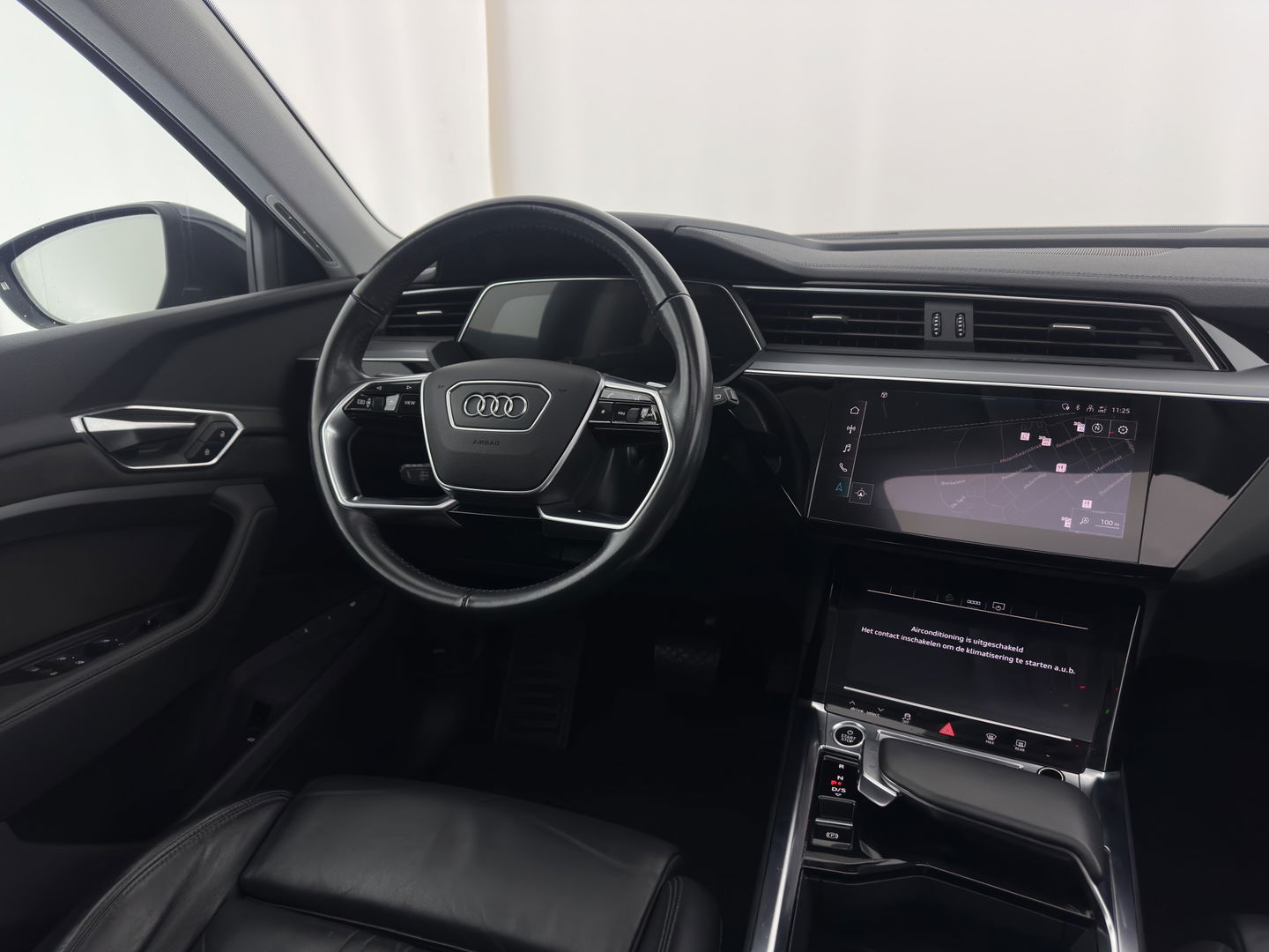 Audi e-tron 55 quattro Business edition Plus 95 kWh [ 3-Fase ] {SOH-88%} (INCL-BTW) *PANO | LUXURY-LEATHER | ADAPTIVE-CRUISE | FULL-LED | DIGI-COCKPIT | KEYLESS | MEMORY-PACK | CAMERA | NAVI-FULLMAP | SHIFT-PADDLES | DAB+ | COMFORT-SEATS | 20''ALU*