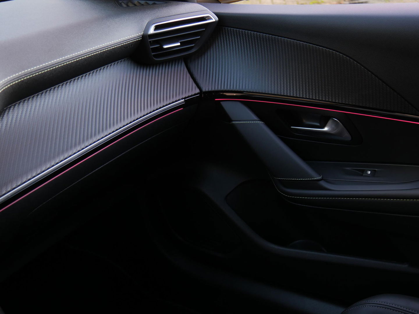 Peugeot 208 1.2 GT-LINE/ PANORAMADAK/ KEYLESS/ NL-AUTO VAN 1STE EIGENAAR