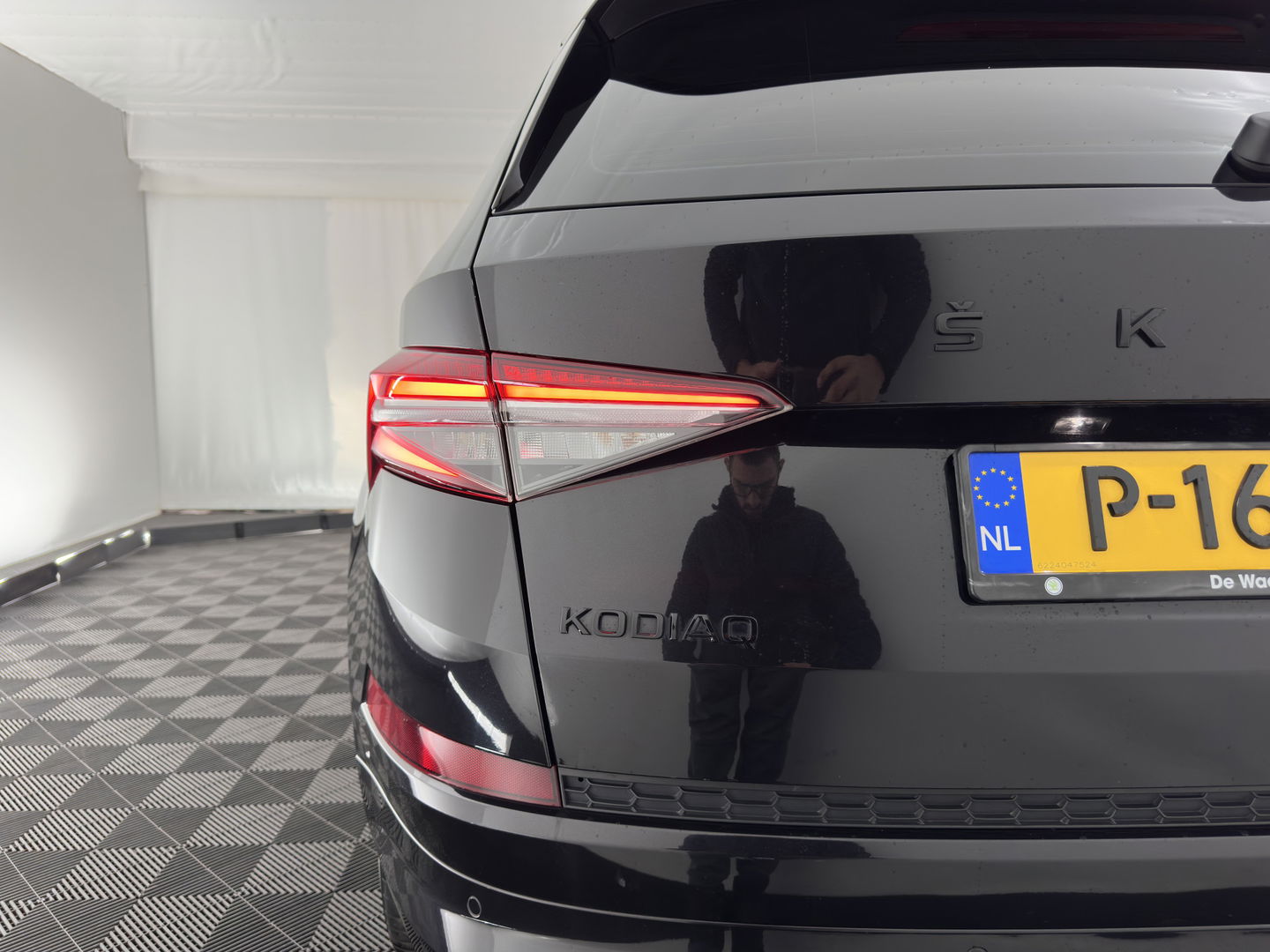 Škoda Kodiaq 1.5 TSI Sportline Business [ 7-Pers. ] (INCL-BTW) Aut. *LEATHER-MICROFIBRE | FULL-LED | ADAPTIVE-CRUISE | MEMORY-PACK | DIGI-COCKPIT | NAVI-FULLMAP | CAMERA | DAB+ | AMBIENT-LIGHT | KEYLESS | CARPLAY | PRIVACY-GLASS| TOWBAR | 20''