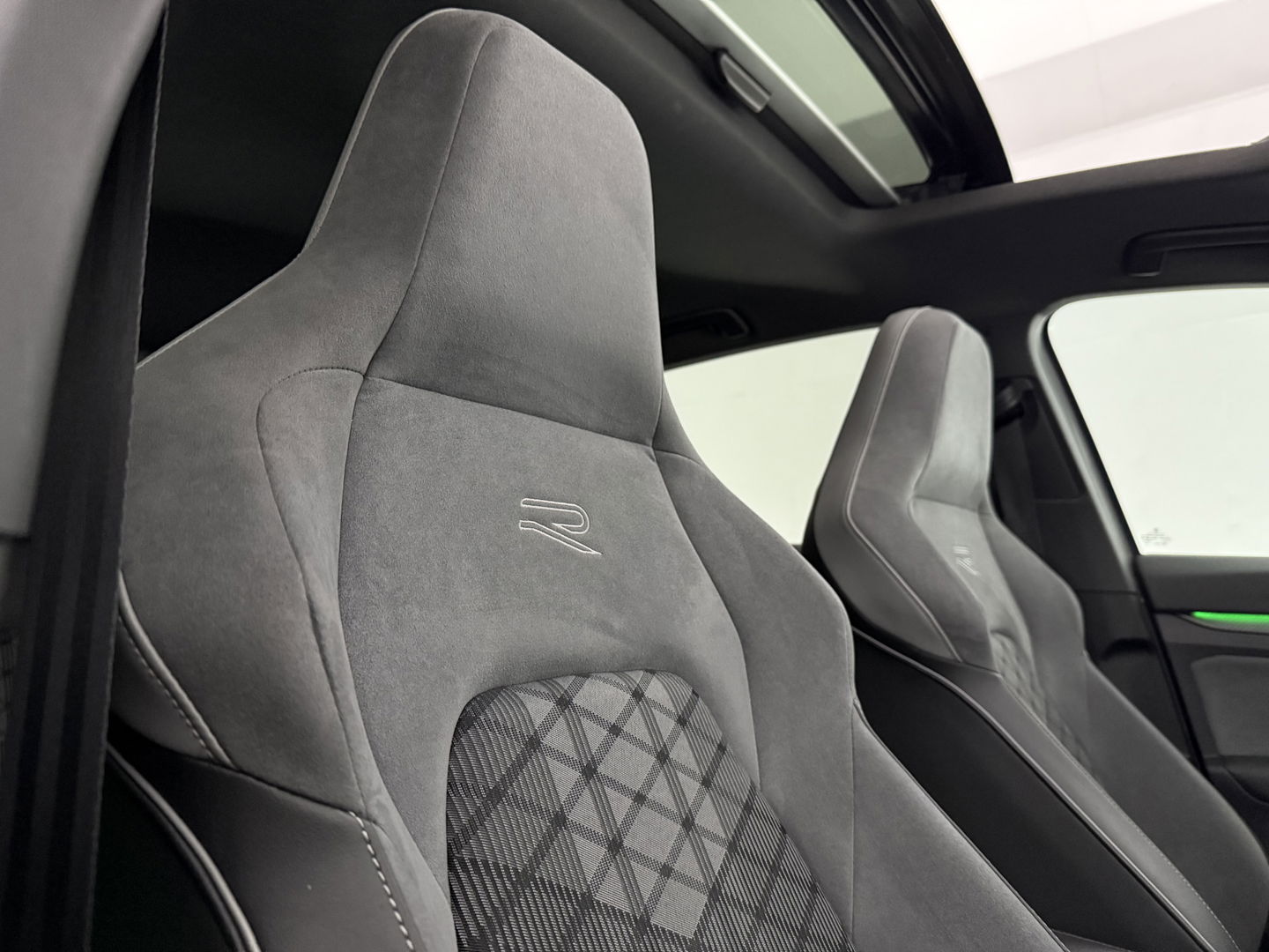 Volkswagen Golf 2.0 TDI R-Line | Pano | Sfeer | Virtual | Camera | Carplay | Stoel/Stuur verw. | NAP