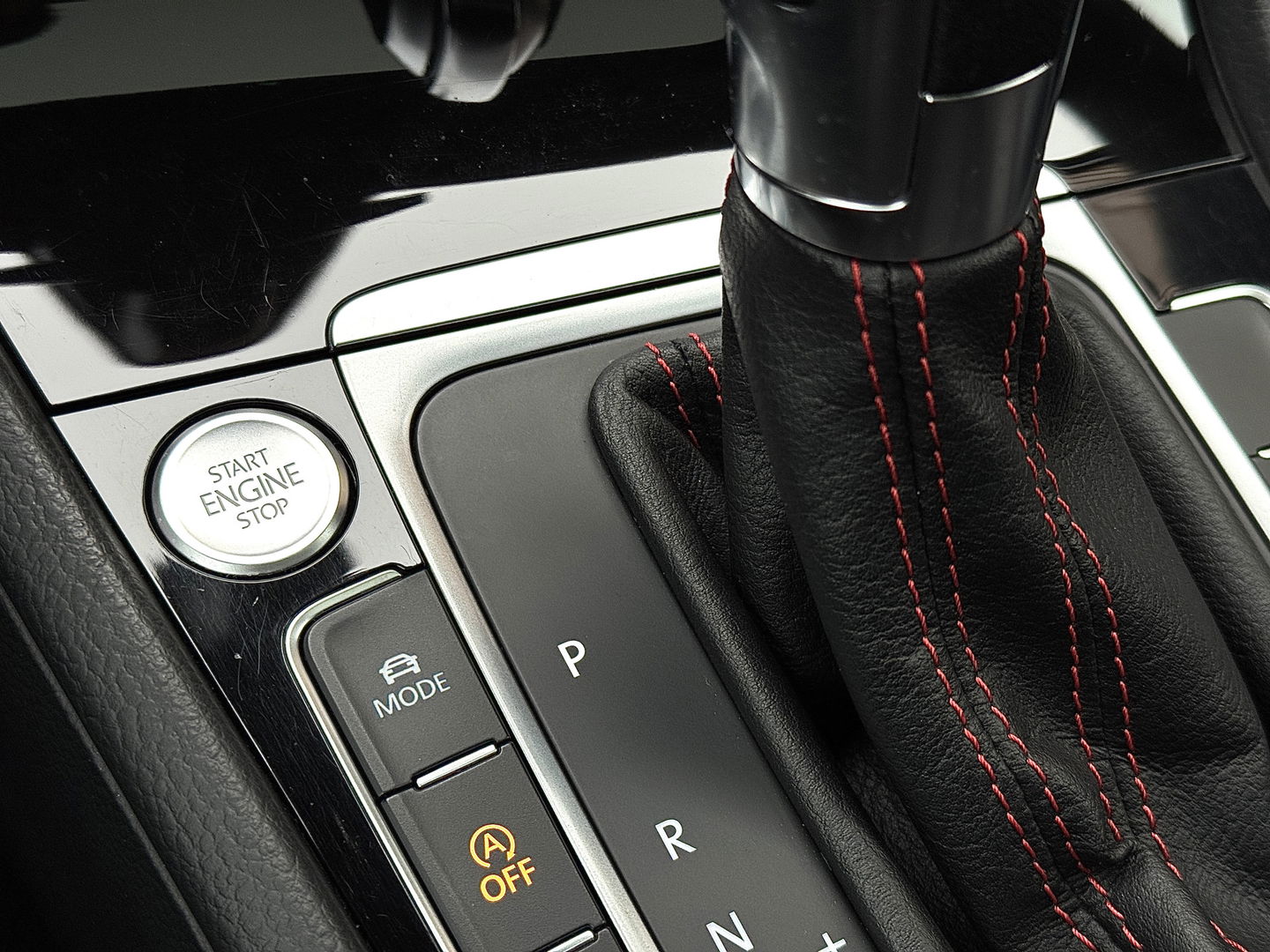 Volkswagen Golf 2.0 TSI GTI Performance | 245 PK! | Panoramadak | Dynaudio | Leder | Apple Carplay | Android Auto | Adaptieve Cruise Control | Lane Assist | Camera | Dodehoeksensor |