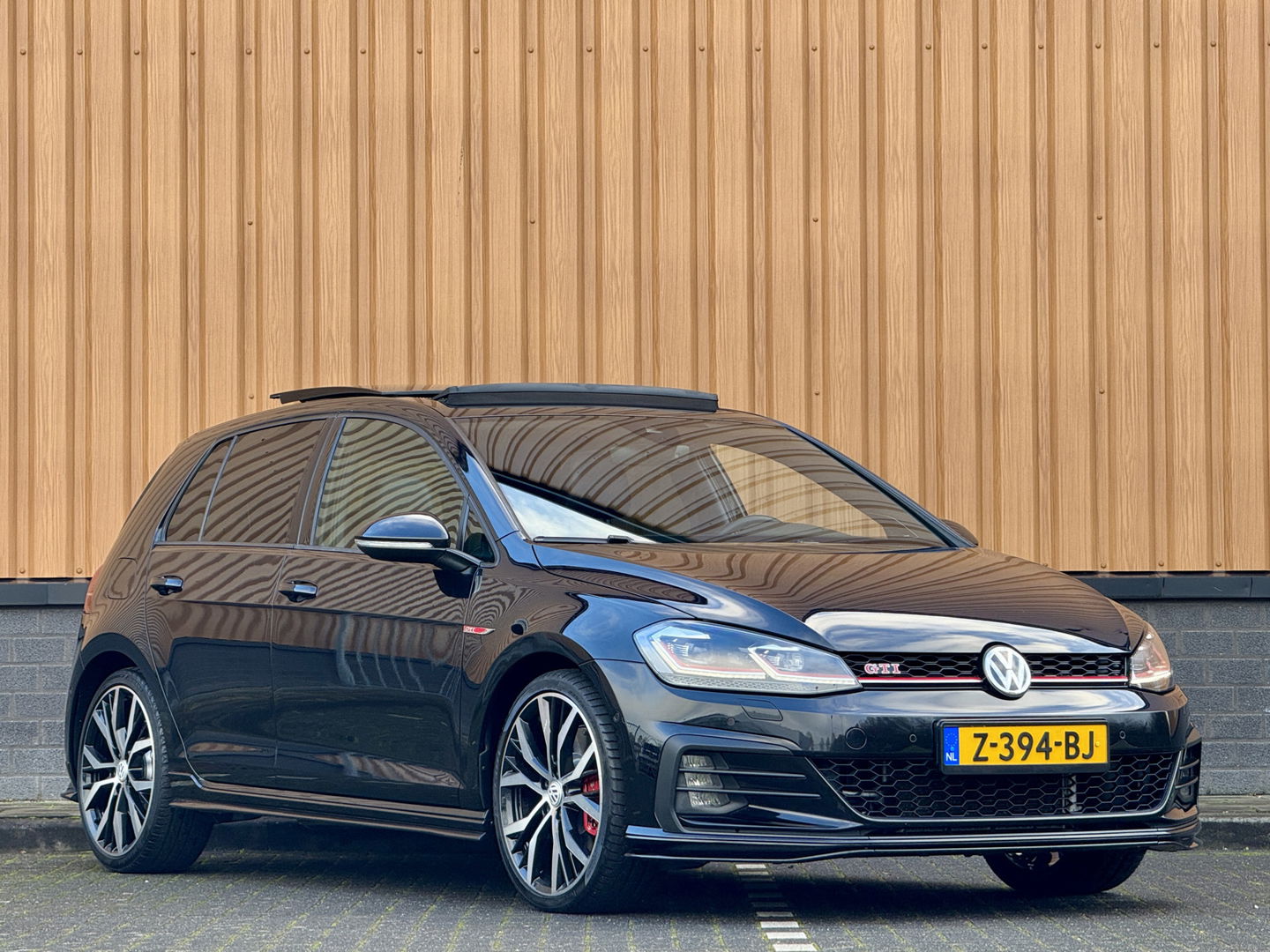 Volkswagen Golf 2.0 TSI GTI Performance | 245 PK! | Panoramadak | Dynaudio | Leder | Apple Carplay | Android Auto | Adaptieve Cruise Control | Lane Assist | Camera | Dodehoeksensor |