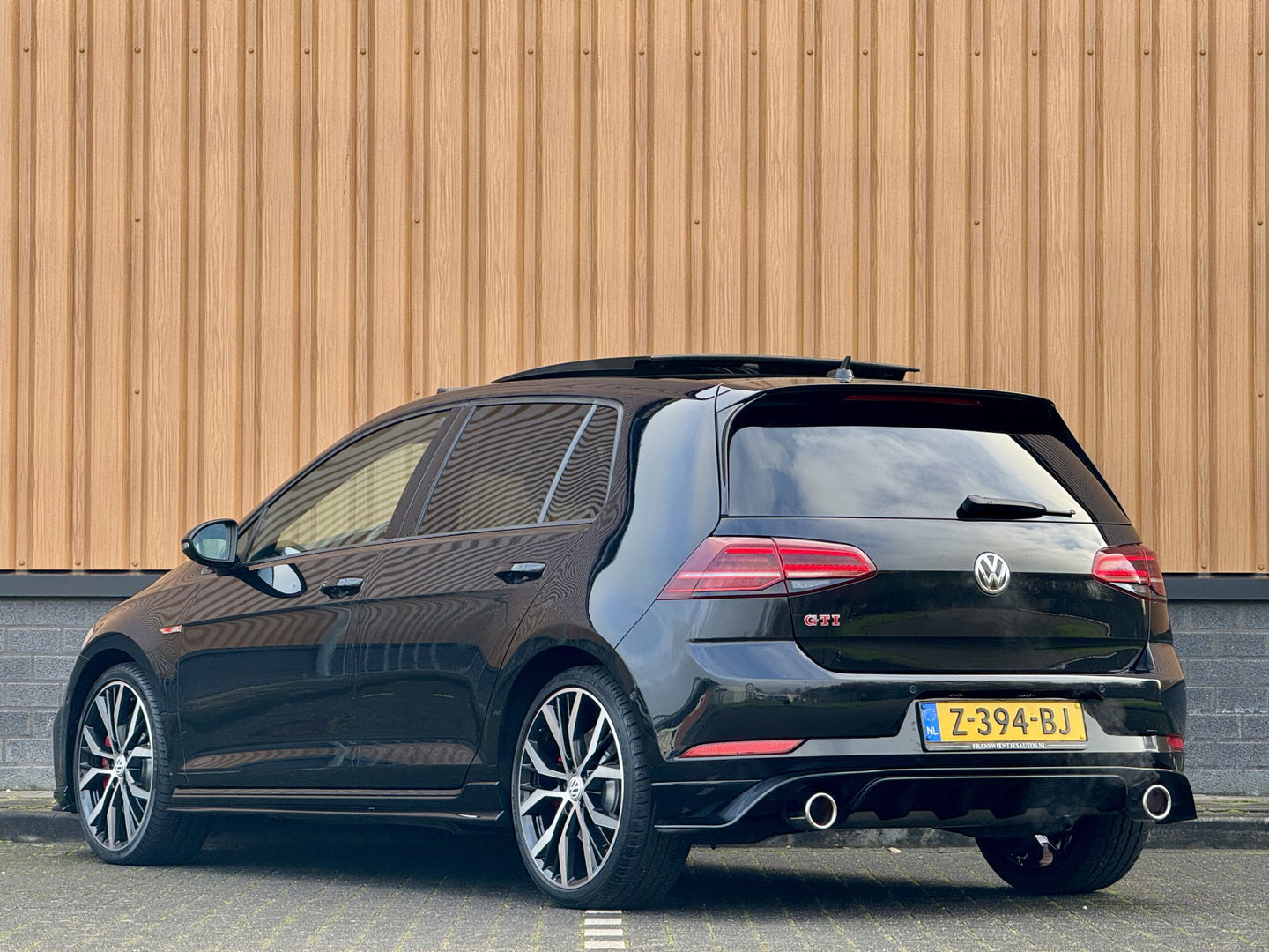 Volkswagen Golf 2.0 TSI GTI Performance | 245 PK! | Panoramadak | Dynaudio | Leder | Apple Carplay | Android Auto | Adaptieve Cruise Control | Lane Assist | Camera | Dodehoeksensor |