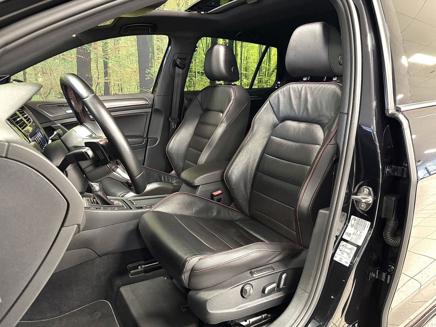 Volkswagen Golf 2.0 TSI GTI Performance | 245 PK! | Panoramadak | Dynaudio | Leder | Apple Carplay | Android Auto | Adaptieve Cruise Control | Lane Assist | Camera | Dodehoeksensor |