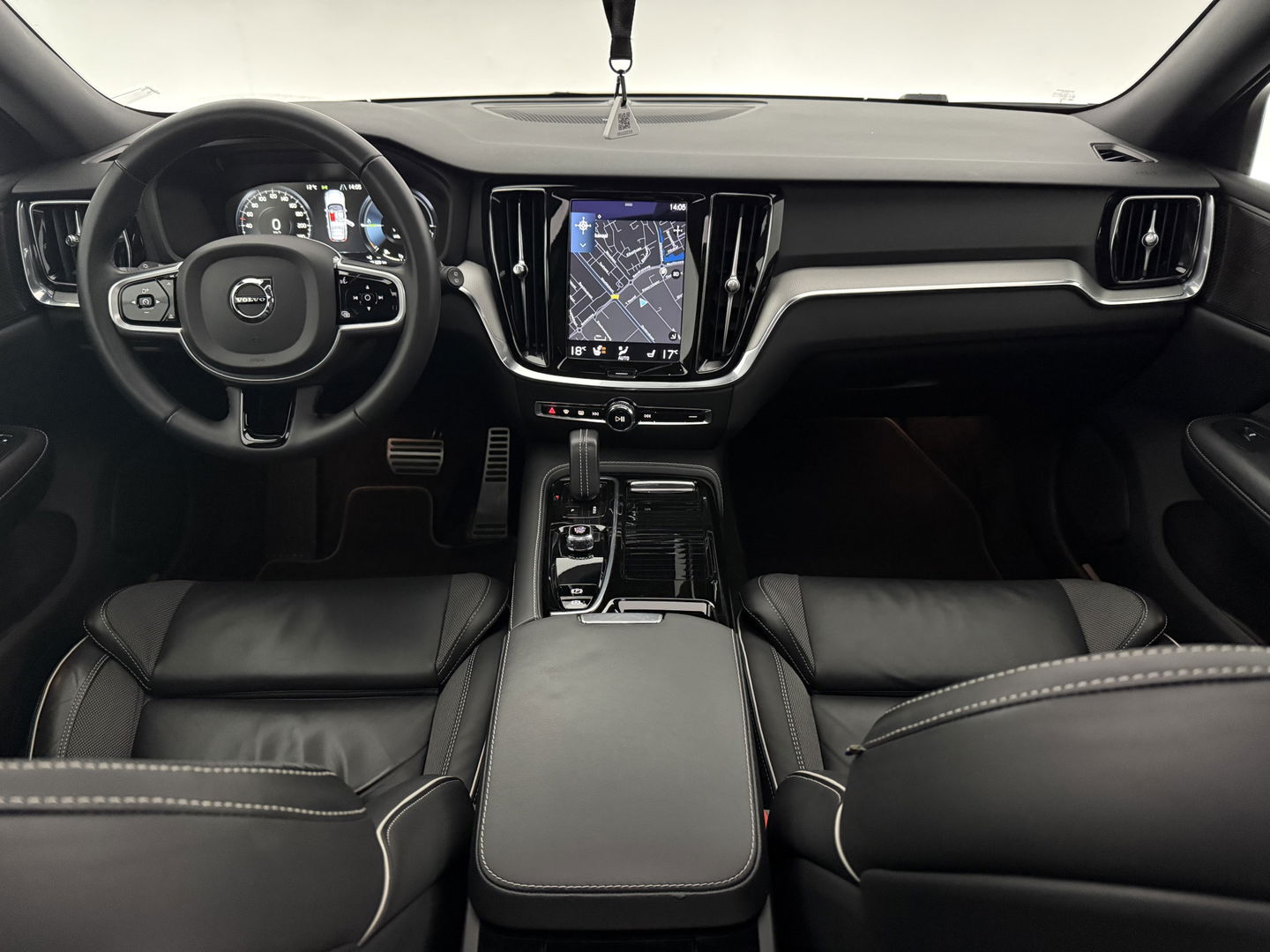 Volvo V60 2.0 T6 Recharge 340PK AWD R-Design | Pano | H/K | Virtual | Memory | Camera | Stoel/Stuurverw. | Trekh. | Keyless | Carplay | NAP