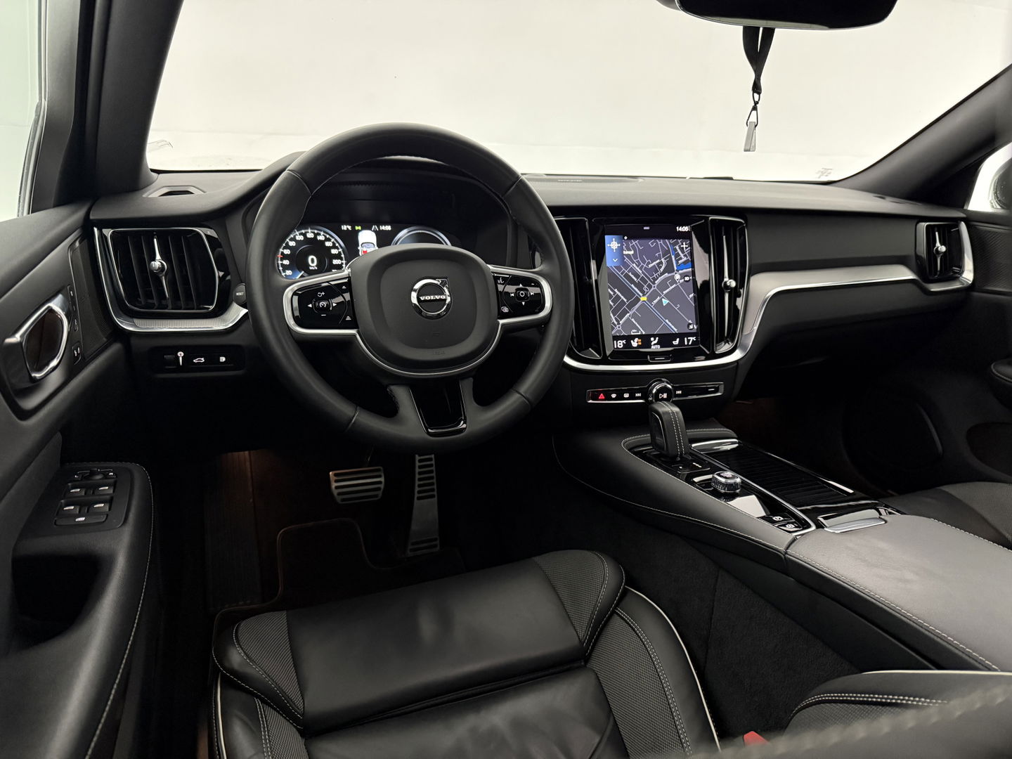 Volvo V60 2.0 T6 Recharge 340PK AWD R-Design | Pano | H/K | Virtual | Carplay | Memory | Camera | Stoel/Stuurverw. | Keyless | NAP