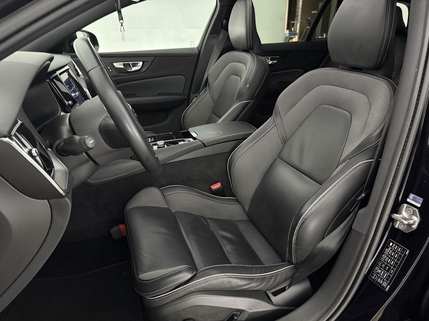 Volvo V60 2.0 T6 Recharge 340PK AWD R-Design | Pano | H/K | Virtual | Carplay | Memory | Camera | Stoel/Stuurverw. | Keyless | NAP