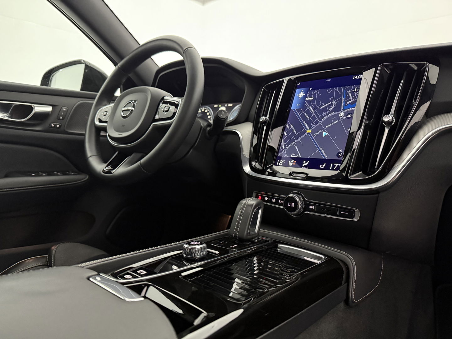 Volvo V60 2.0 T6 Recharge 340PK AWD R-Design | Pano | H/K | Virtual | Memory | Camera | Stoel/Stuurverw. | Trekh. | Keyless | Carplay | NAP