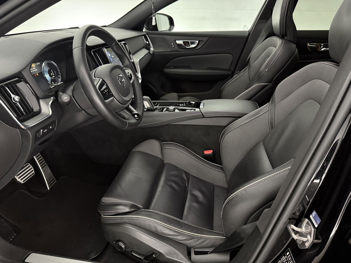 Volvo V60 2.0 T6 Recharge 340PK AWD R-Design | Pano | H/K | Virtual | Memory | Camera | Stoel/Stuurverw. | Trekh. | Keyless | Carplay | NAP