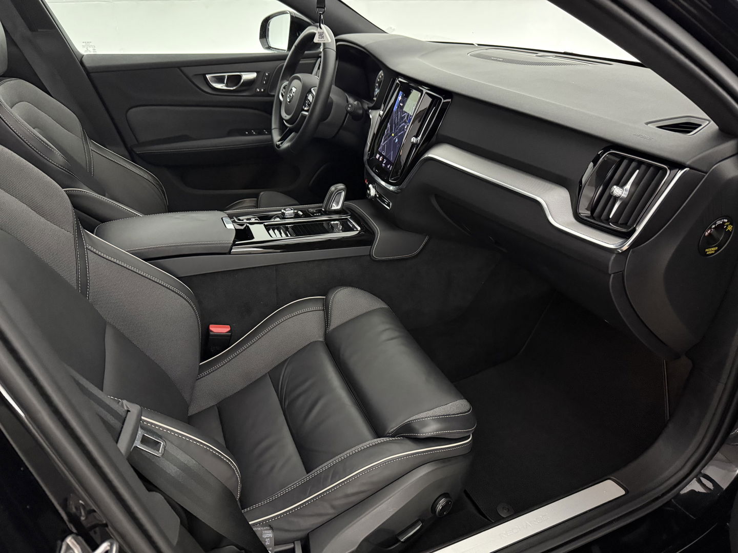 Volvo V60 2.0 T6 Recharge 340PK AWD R-Design | Pano | H/K | Virtual | Memory | Camera | Stoel/Stuurverw. | Trekh. | Keyless | Carplay | NAP