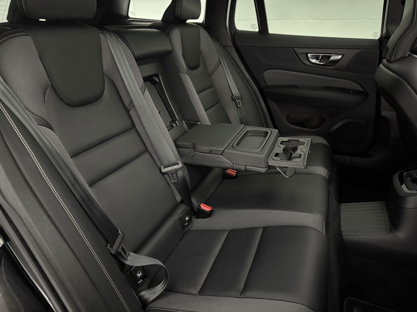 Volvo V60 2.0 T6 Recharge 340PK AWD R-Design | Pano | H/K | Virtual | Memory | Camera | Stoel/Stuurverw. | Trekh. | Keyless | Carplay | NAP