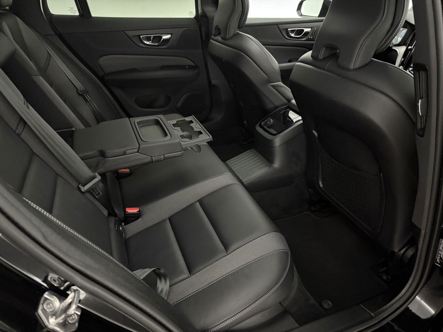 Volvo V60 2.0 T6 Recharge 340PK AWD R-Design | Pano | H/K | Virtual | Memory | Camera | Stoel/Stuurverw. | Trekh. | Keyless | Carplay | NAP