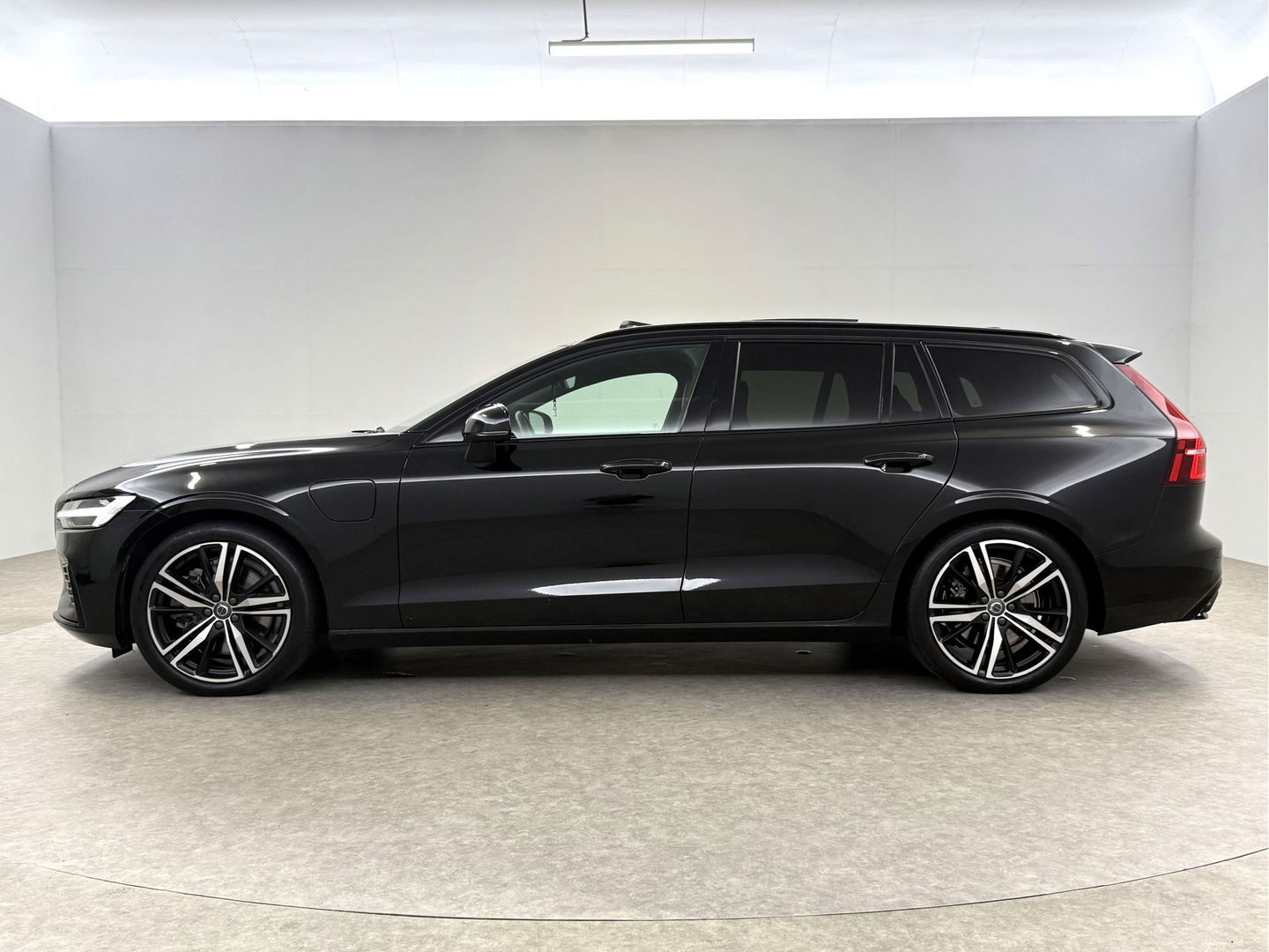 Volvo V60 2.0 T6 Recharge 340PK AWD R-Design | Pano | H/K | Virtual | Memory | Camera | Stoel/Stuurverw. | Trekh. | Keyless | Carplay | NAP