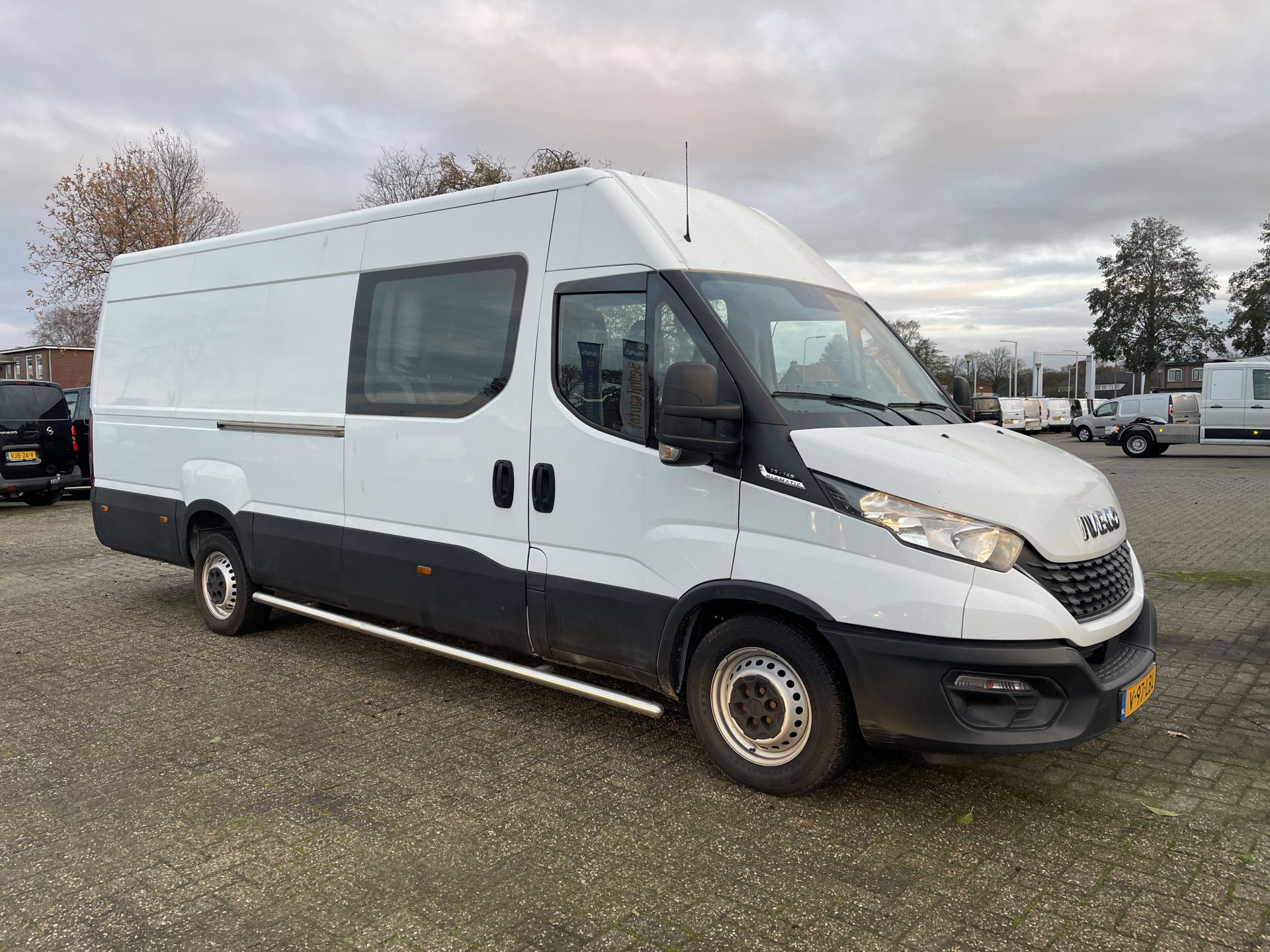 Iveco Daily 35S14V 2.3 410 L4H2 automaat / dubbel cabine 7 persoons / vaste prijs rijklaar € 29.950 ex btw / lease €/ cruise en climate control / trekhaak 3500 kg / euro 6 / bpm vrij