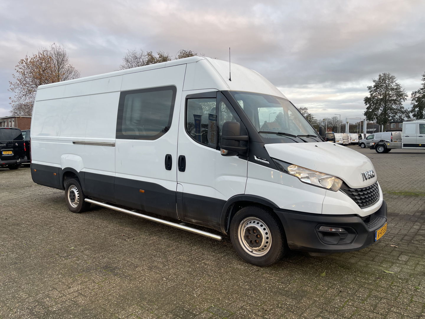 Iveco Daily 35S14V 2.3 410 L4H2 automaat / dubbel cabine 7 persoons / vaste prijs rijklaar € 29.950 ex btw / lease €/ cruise en climate control / trekhaak 3500 kg / euro 6 / bpm vrij