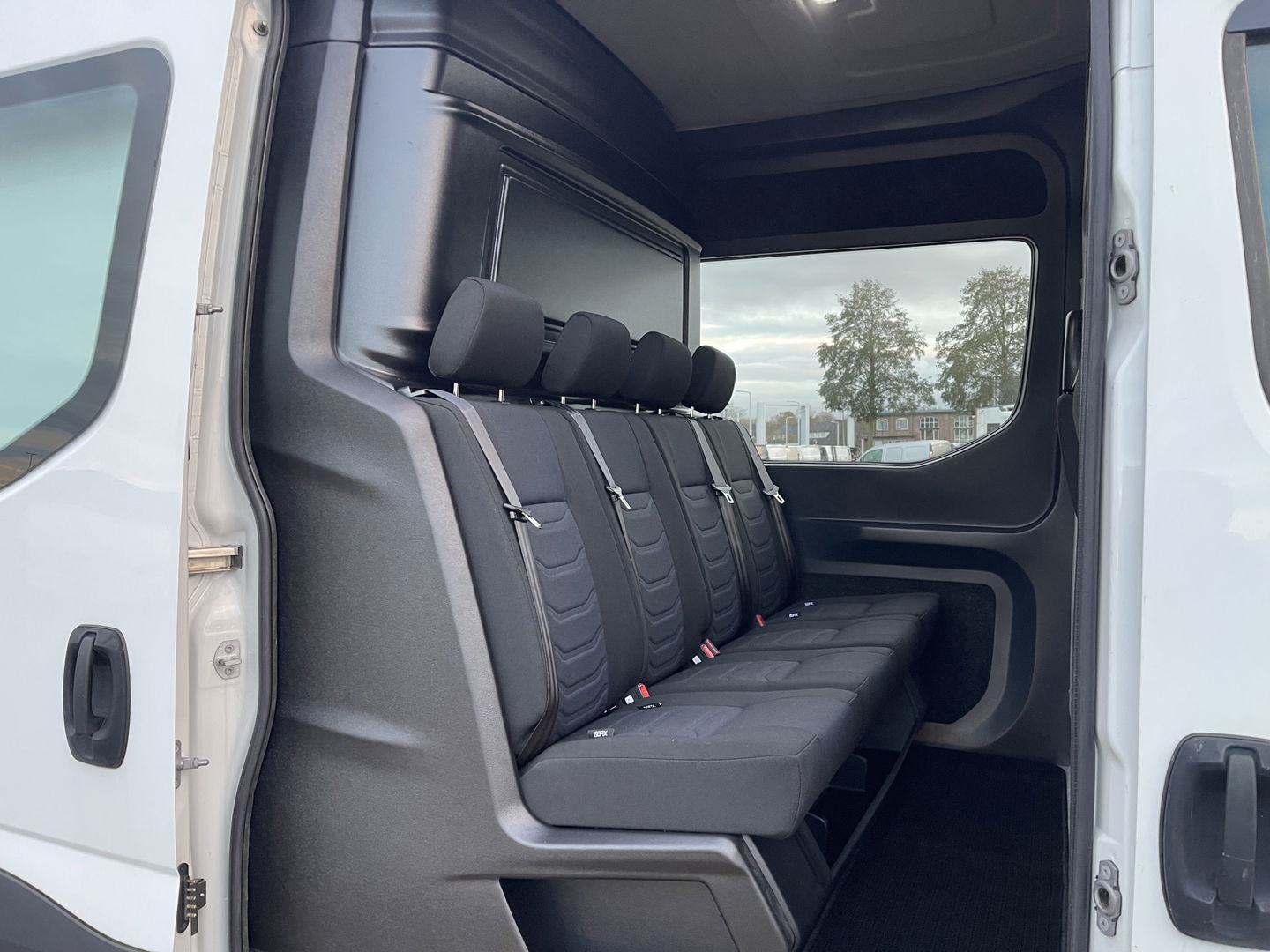 Iveco Daily 35S14V 2.3 410 L4H2 automaat / dubbel cabine 7 persoons / vaste prijs rijklaar € 29.950 ex btw / lease €/ cruise en climate control / trekhaak 3500 kg / euro 6 / bpm vrij