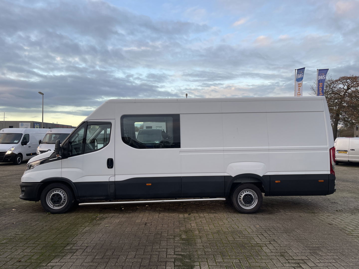Iveco Daily 35S14V 2.3 410 L4H2 automaat / dubbel cabine 7 persoons / vaste prijs rijklaar € 29.950 ex btw / lease €/ cruise en climate control / trekhaak 3500 kg / euro 6 / bpm vrij