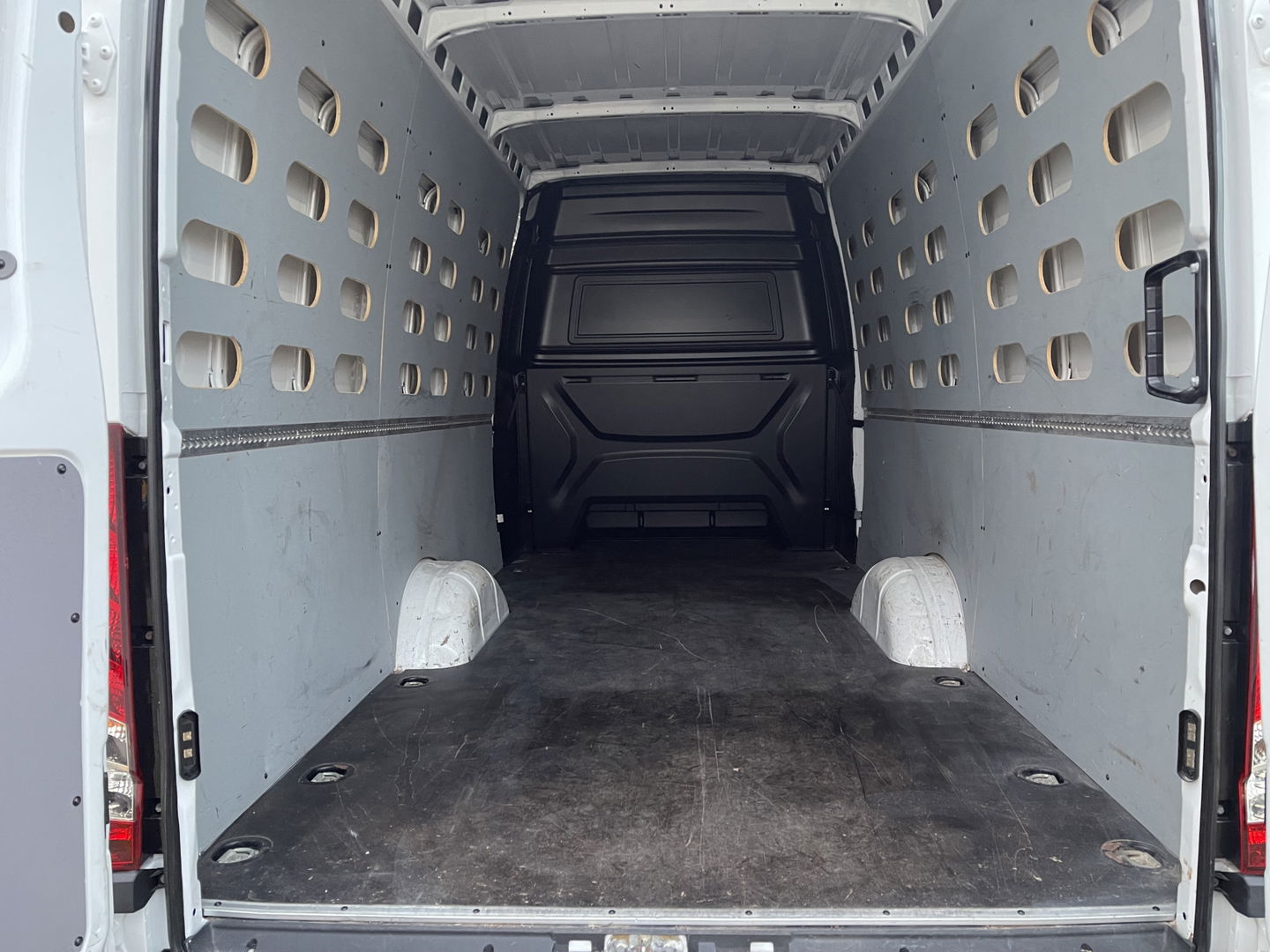 Iveco Daily 35S14V 2.3 410 L4H2 automaat / dubbel cabine 7 persoons / vaste prijs rijklaar € 29.950 ex btw / lease €/ cruise en climate control / trekhaak 3500 kg / euro 6 / bpm vrij