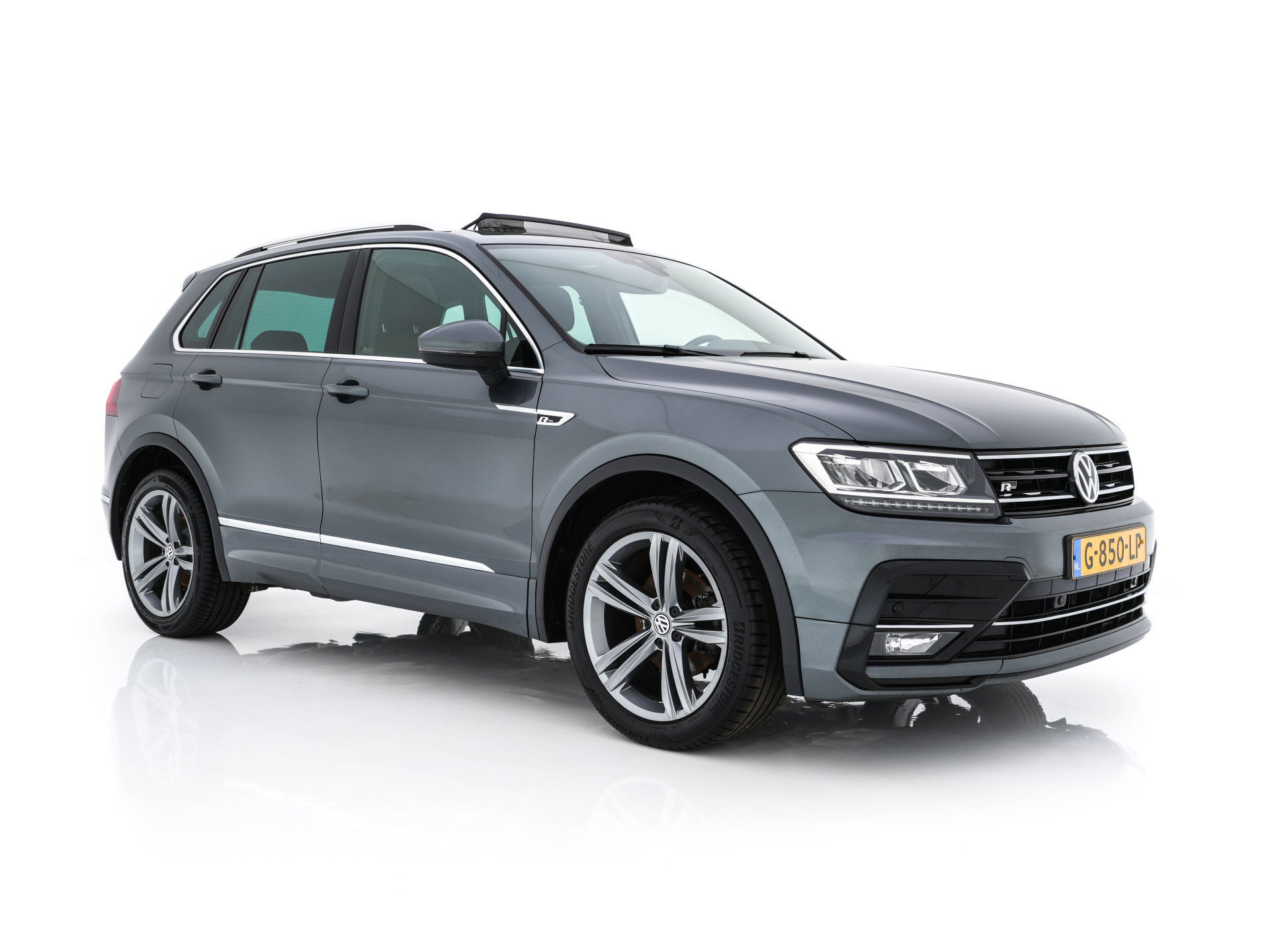 Volkswagen Tiguan 1.5 TSI R-Line Comfortline Business (INCL-BTW) *PANO | FULL-LED | ADAPTIVE-CRUISE | DIGI-COCKPIT | HEATED-COMFORTSEATS | NAV-FULLMAP | DAB+ | TOWBAR | PRIVACY-GLASS | ECC | PDC | 19''ALU*