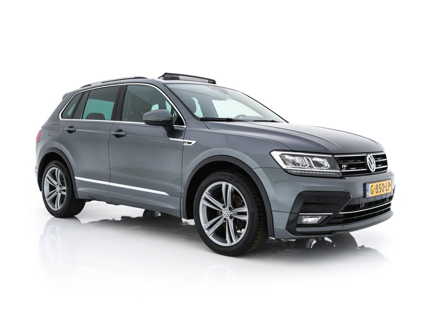 Volkswagen Tiguan 1.5 TSI R-Line Comfortline Business (INCL-BTW) *PANO | FULL-LED | ADAPTIVE-CRUISE | DIGI-COCKPIT | HEATED-COMFORTSEATS | NAV-FULLMAP | DAB+ | TOWBAR | PRIVACY-GLASS | ECC | PDC | 19''ALU*